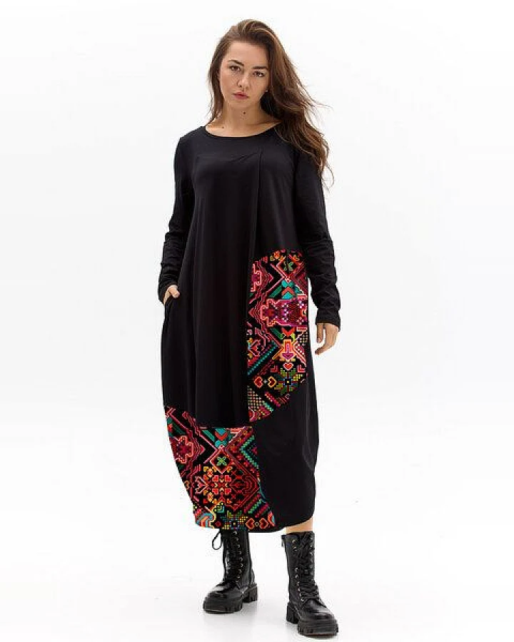 Kleid Tara – Maxikleid im „Ballon“-Stil – Langen Ärmeln – Seitliche Bänder zur Längenregulierung – Asymmetrische Nähte – Farbenfroher einzigartiger Print von KOKOworld – Fair produziert in Polen