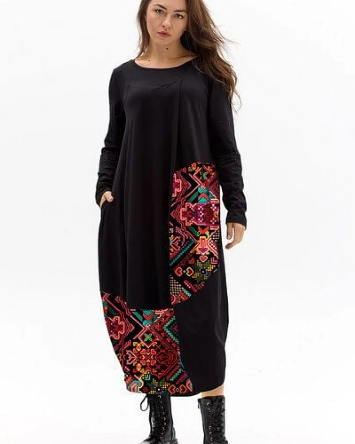 Kleid Tara – Maxikleid im „Ballon“-Stil – Langen Ärmeln – Seitliche Bänder zur Längenregulierung – Asymmetrische Nähte – Farbenfroher einzigartiger Print von KOKOworld – Fair produziert in Polen