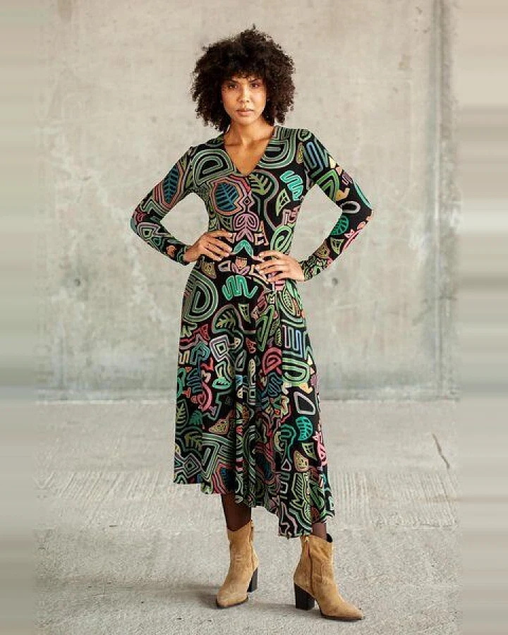 Kleid Lia – Maxikleid mit ausgestelltem Rock – Lange Ärmel – V-Ausschnitt – Versteckte Taschen – Farbenfroher einzigartiger Print von KOKOworld – Fair produziert in Polen