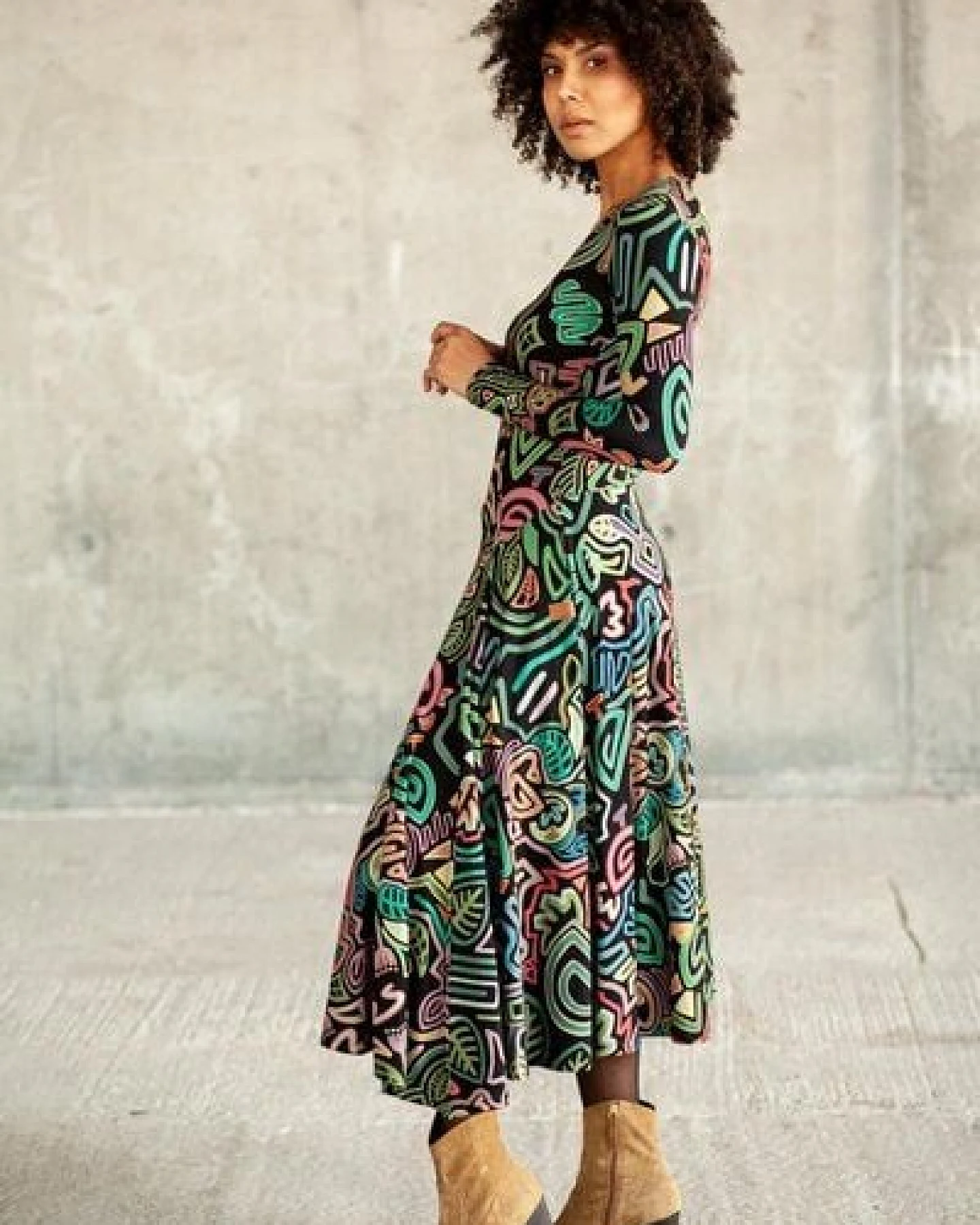 Kleid Lia – Maxikleid mit ausgestelltem Rock – Lange Ärmel – V-Ausschnitt – Versteckte Taschen – Farbenfroher einzigartiger Print von KOKOworld – Fair produziert in Polen – Ansicht 2
