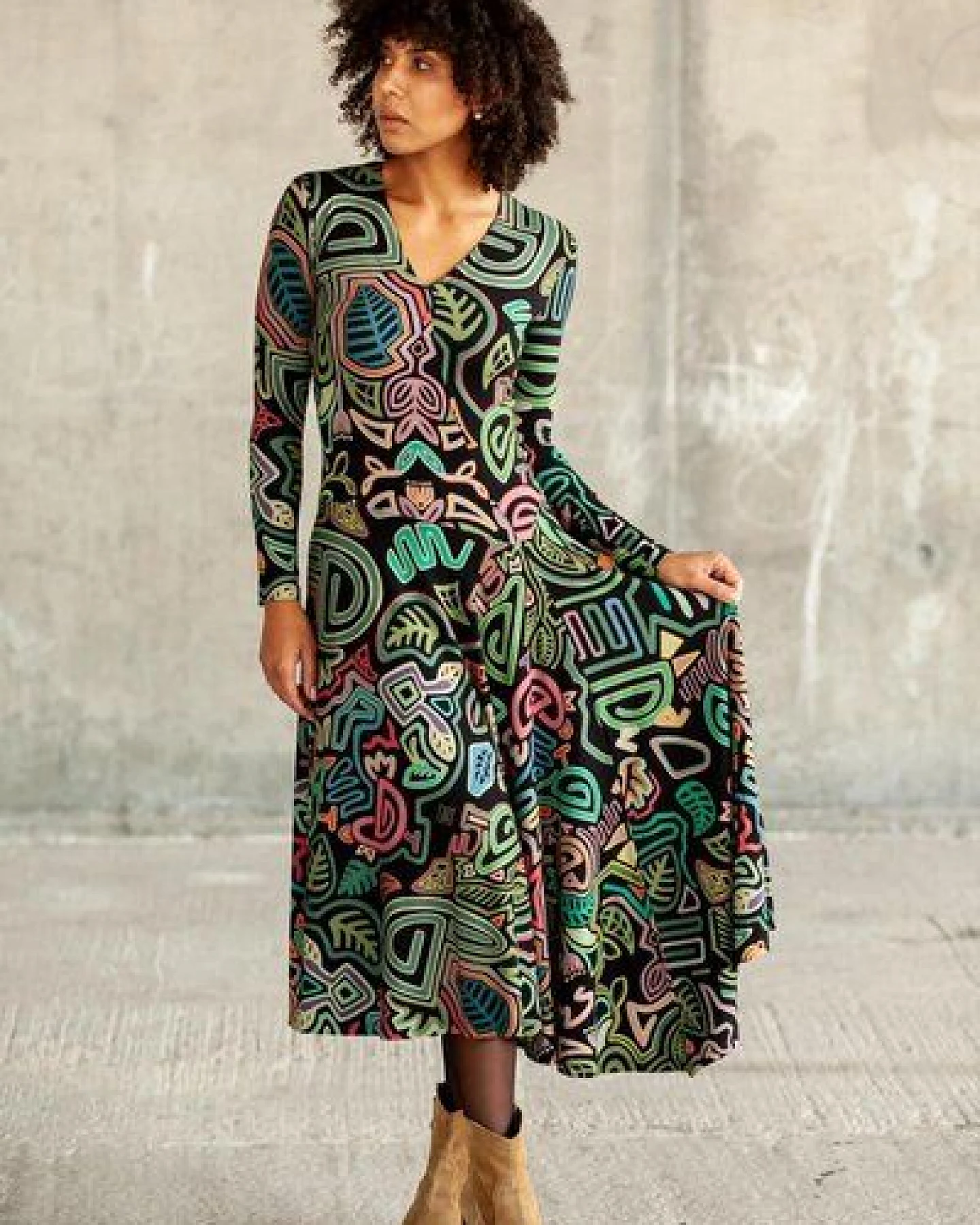 Kleid Lia – Maxikleid mit ausgestelltem Rock – Lange Ärmel – V-Ausschnitt – Versteckte Taschen – Farbenfroher einzigartiger Print von KOKOworld – Fair produziert in Polen – Ansicht 3