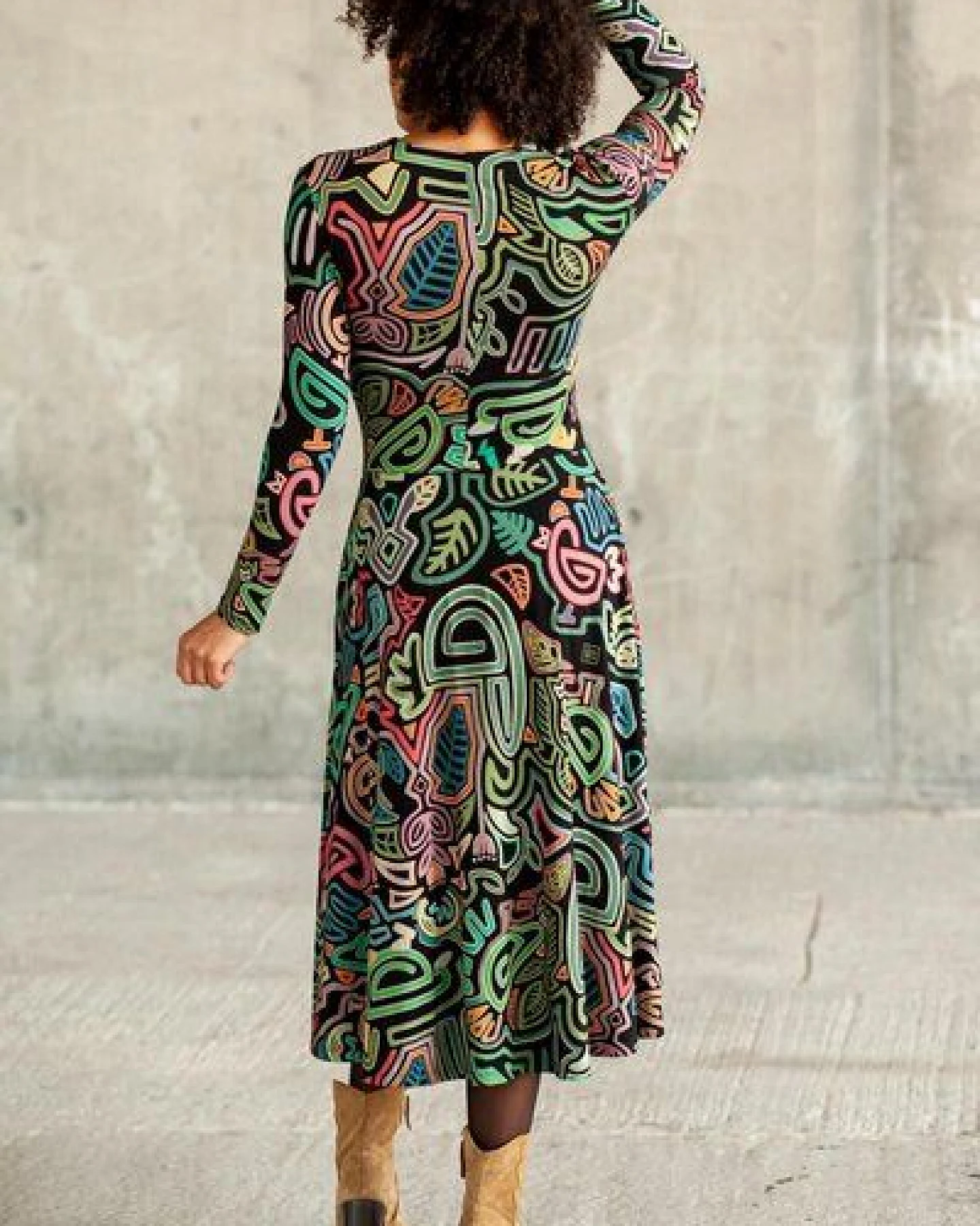 Kleid Lia – Maxikleid mit ausgestelltem Rock – Lange Ärmel – V-Ausschnitt – Versteckte Taschen – Farbenfroher einzigartiger Print von KOKOworld – Fair produziert in Polen – Ansicht 4