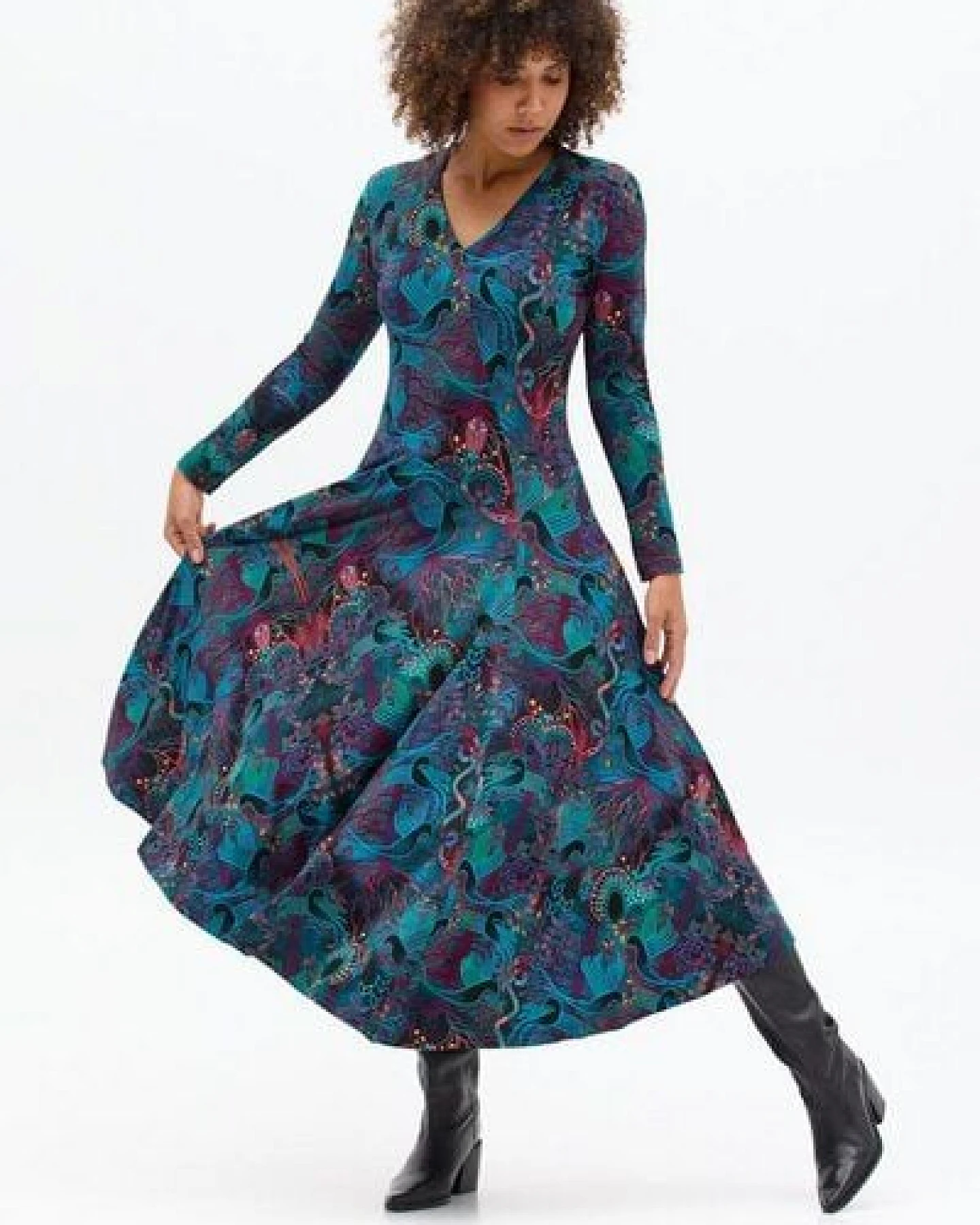 Kleid Lia – Maxikleid mit ausgestelltem Rock – Lange Ärmel – V-Ausschnitt – Versteckte Taschen – Farbenfroher einzigartiger Print von KOKOworld – Fair produziert in Polen – Ansicht 2