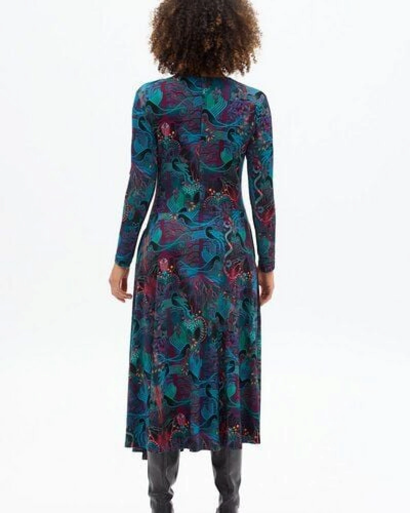 Kleid Lia – Maxikleid mit ausgestelltem Rock – Lange Ärmel – V-Ausschnitt – Versteckte Taschen – Farbenfroher einzigartiger Print von KOKOworld – Fair produziert in Polen – Ansicht 3