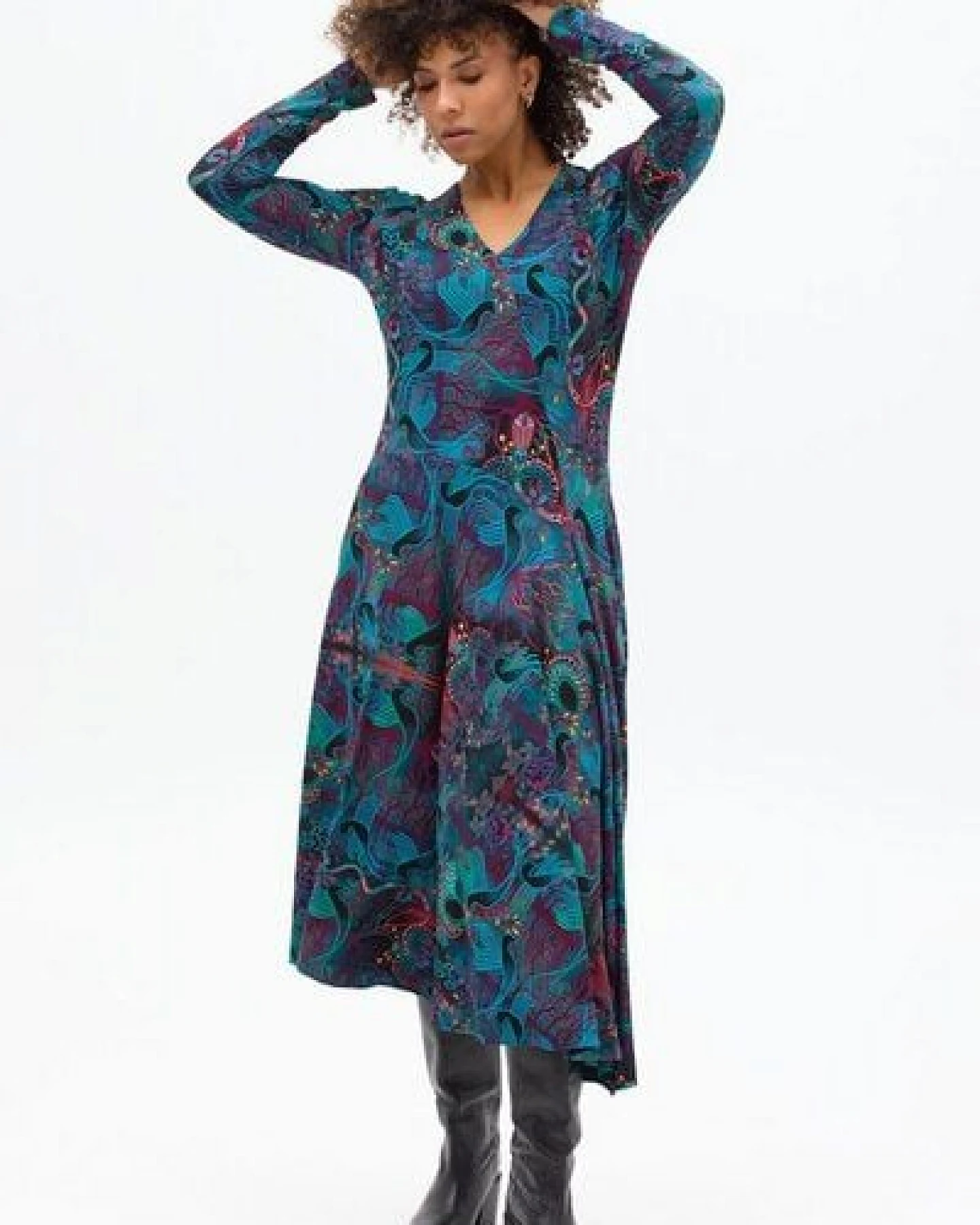 Kleid Lia – Maxikleid mit ausgestelltem Rock – Lange Ärmel – V-Ausschnitt – Versteckte Taschen – Farbenfroher einzigartiger Print von KOKOworld – Fair produziert in Polen – Ansicht 4
