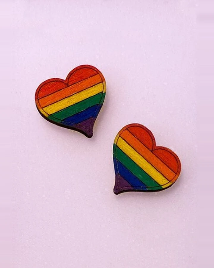 Die rote Zora Holz-Ohrstecker Pride Herz