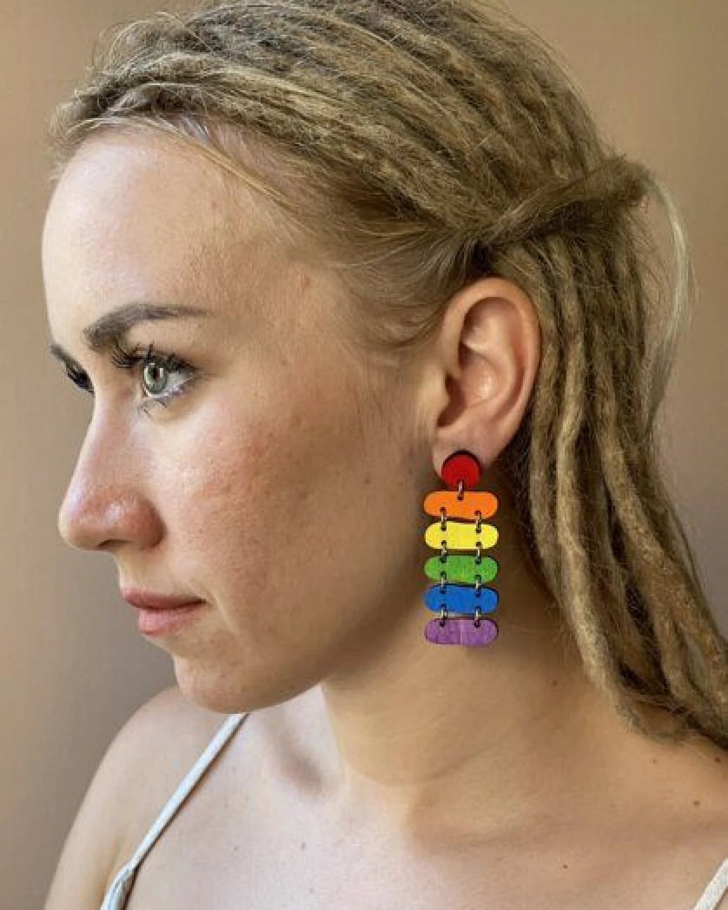 Die rote Zora Hängeohrringe Organic Style Rainbow Pride – Ansicht 2