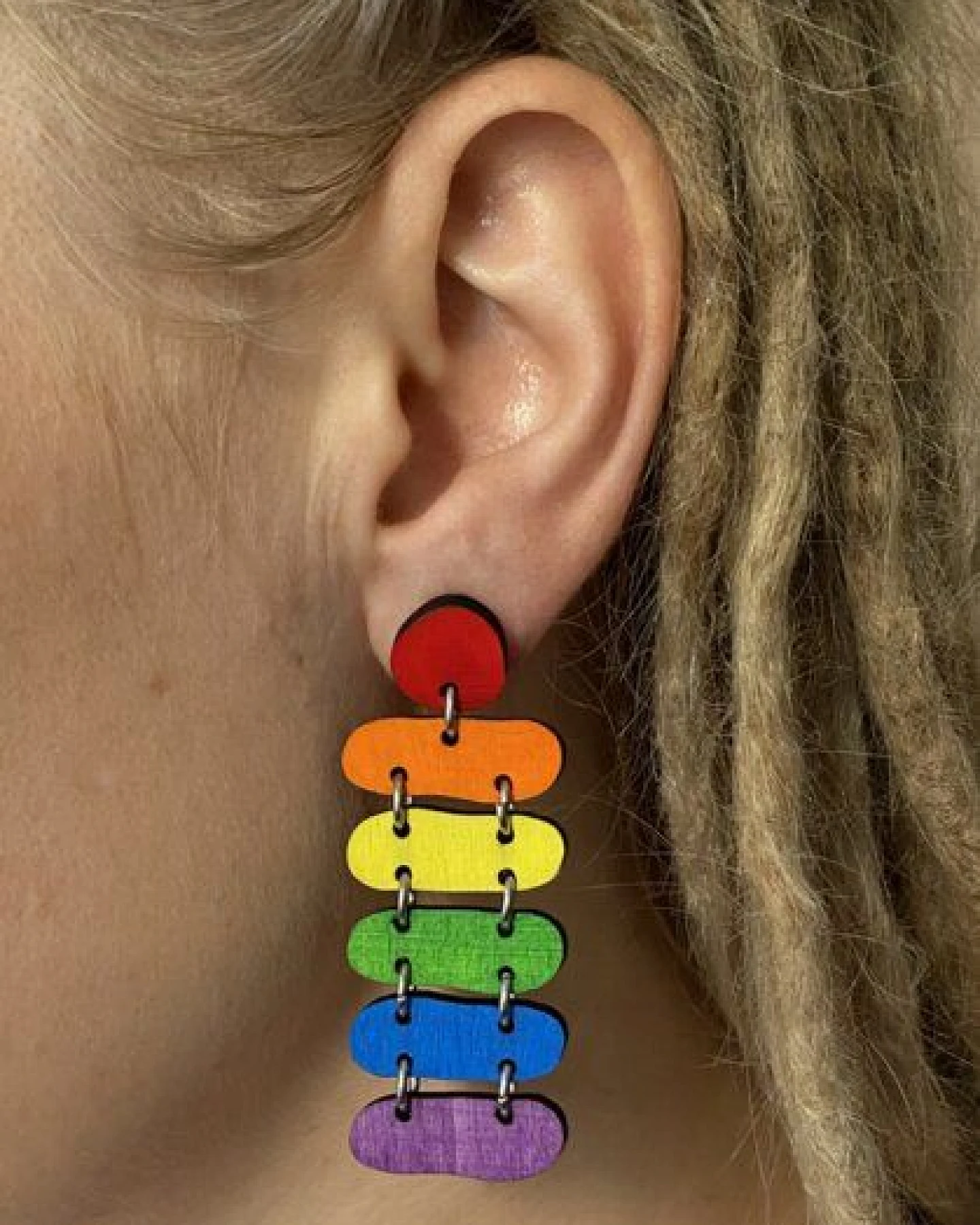 Die rote Zora Hängeohrringe Organic Style Rainbow Pride – Ansicht 3