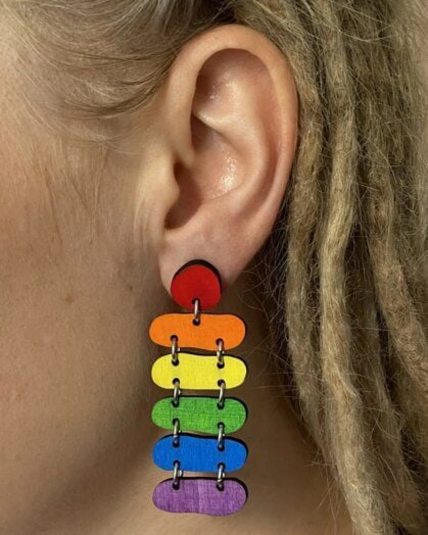 Die rote Zora Hängeohrringe Organic Style Rainbow Pride – Ansicht 3