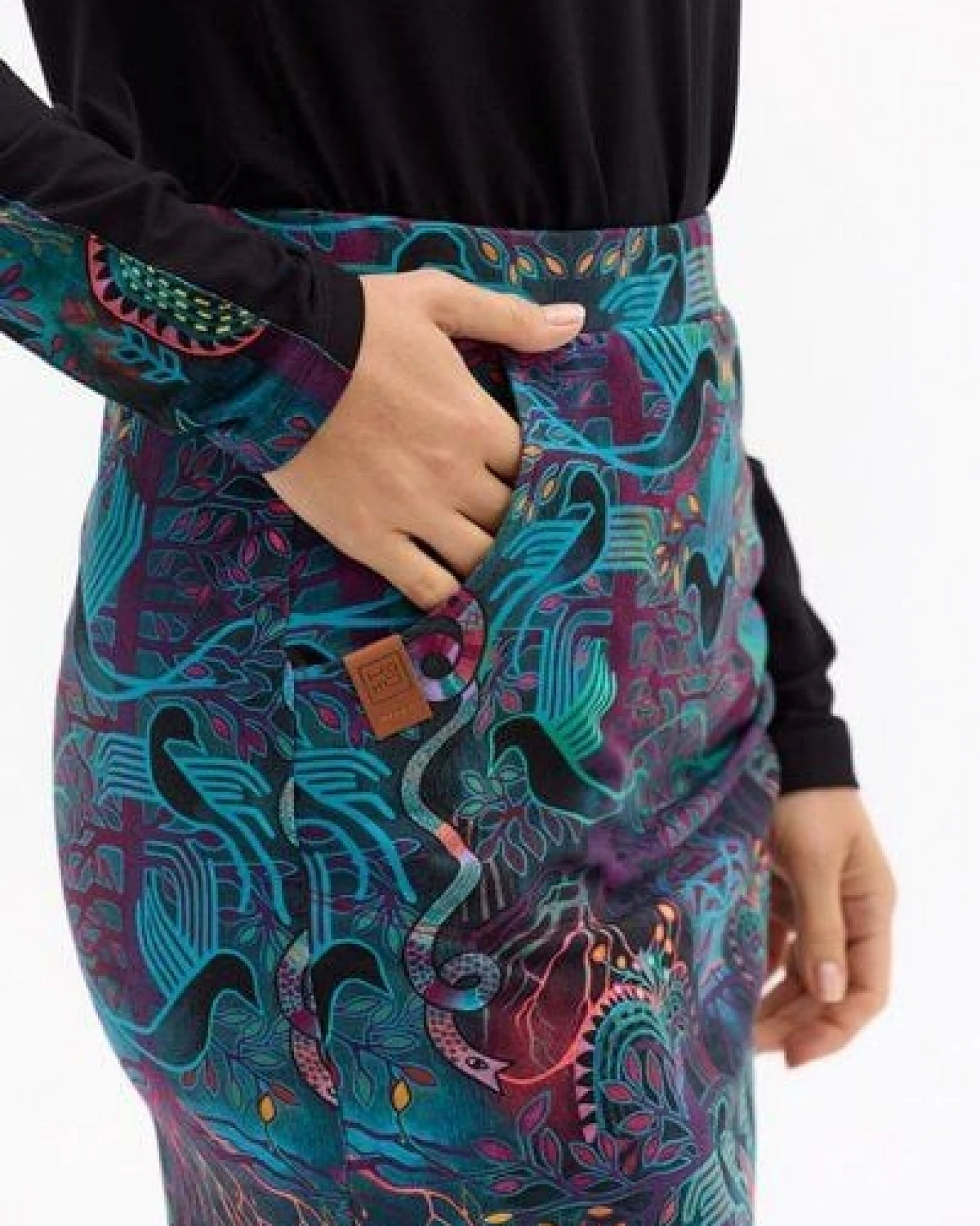 Rock Panama – Eng anliegender – In Knielänge – Wickelschnitt – Praktische Tasche – Farbenfroher einzigartiger Print von KOKOworld – Fair produziert in Polen – Ansicht 4