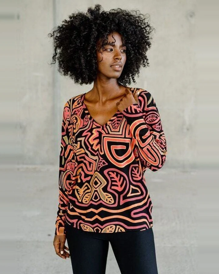 Bluse Saja Longsleeve – Viskose farbenfroher KOKOworld Print weiter Schnitt V-Ausschnitt – perfekt für Yoga – Fair produziert