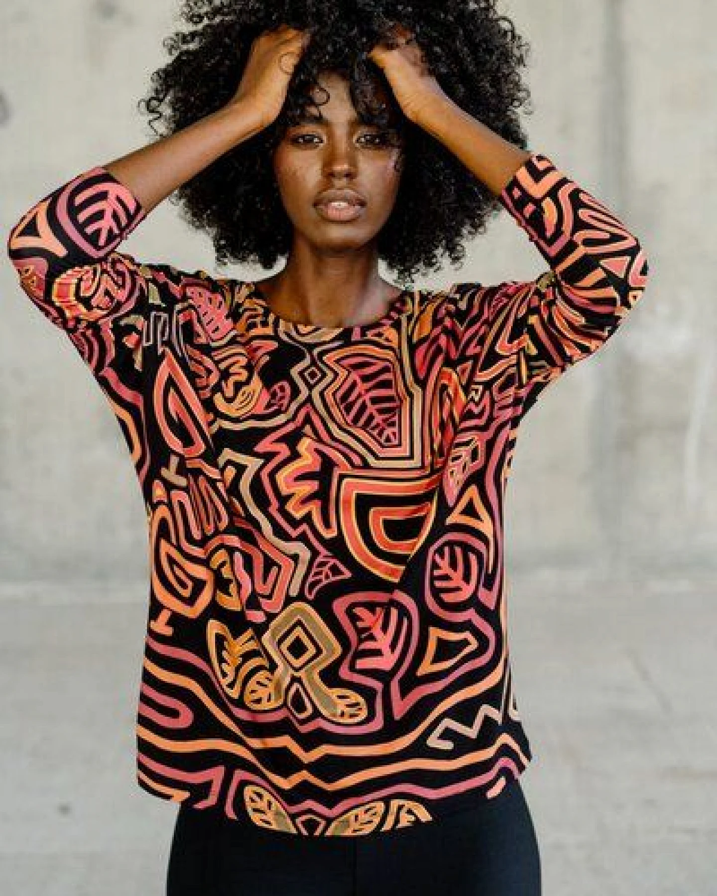 Bluse Saja Longsleeve – Viskose farbenfroher KOKOworld Print weiter Schnitt V-Ausschnitt – perfekt für Yoga – Fair produziert – Ansicht 2