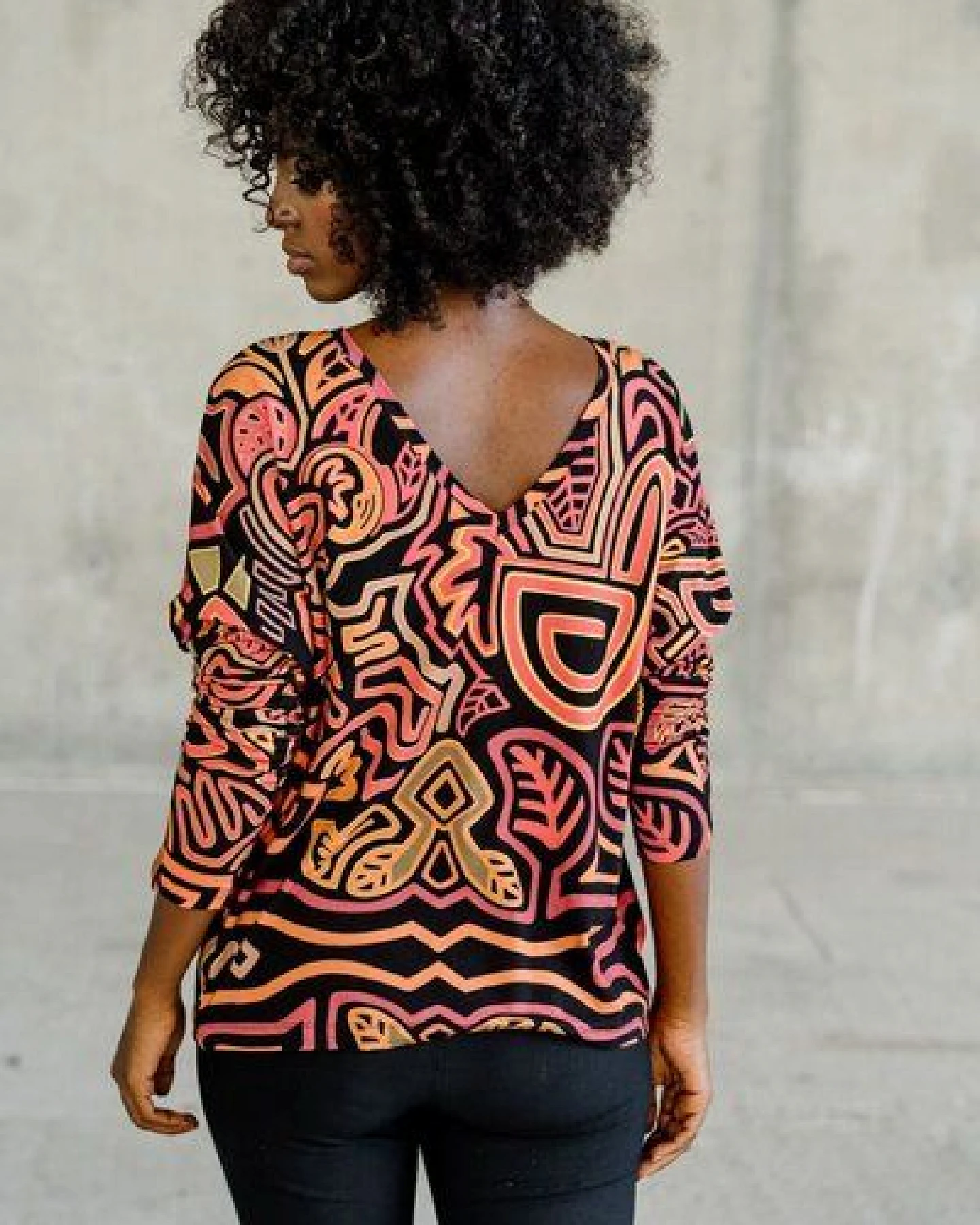 Bluse Saja Longsleeve – Viskose farbenfroher KOKOworld Print weiter Schnitt V-Ausschnitt – perfekt für Yoga – Fair produziert – Ansicht 3