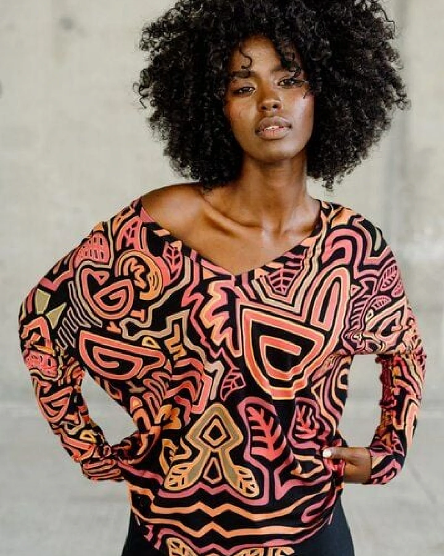 Bluse Saja Longsleeve – Viskose farbenfroher KOKOworld Print weiter Schnitt V-Ausschnitt – perfekt für Yoga – Fair produziert – Ansicht 4