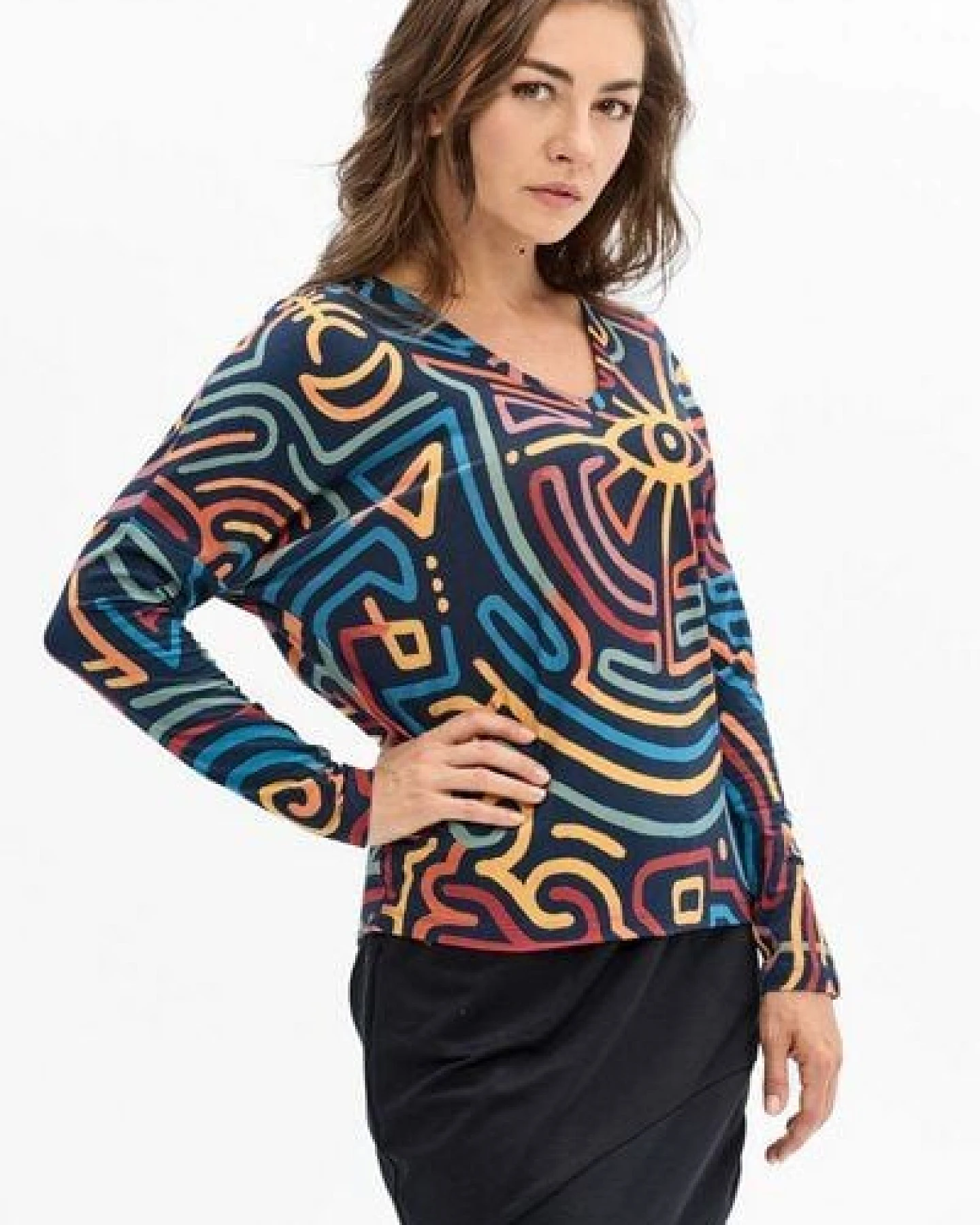 Bluse Saja Longsleeve – Viskose farbenfroher KOKOworld Print weiter Schnitt V-Ausschnitt – perfekt für Yoga – Fair produziert – Ansicht 3