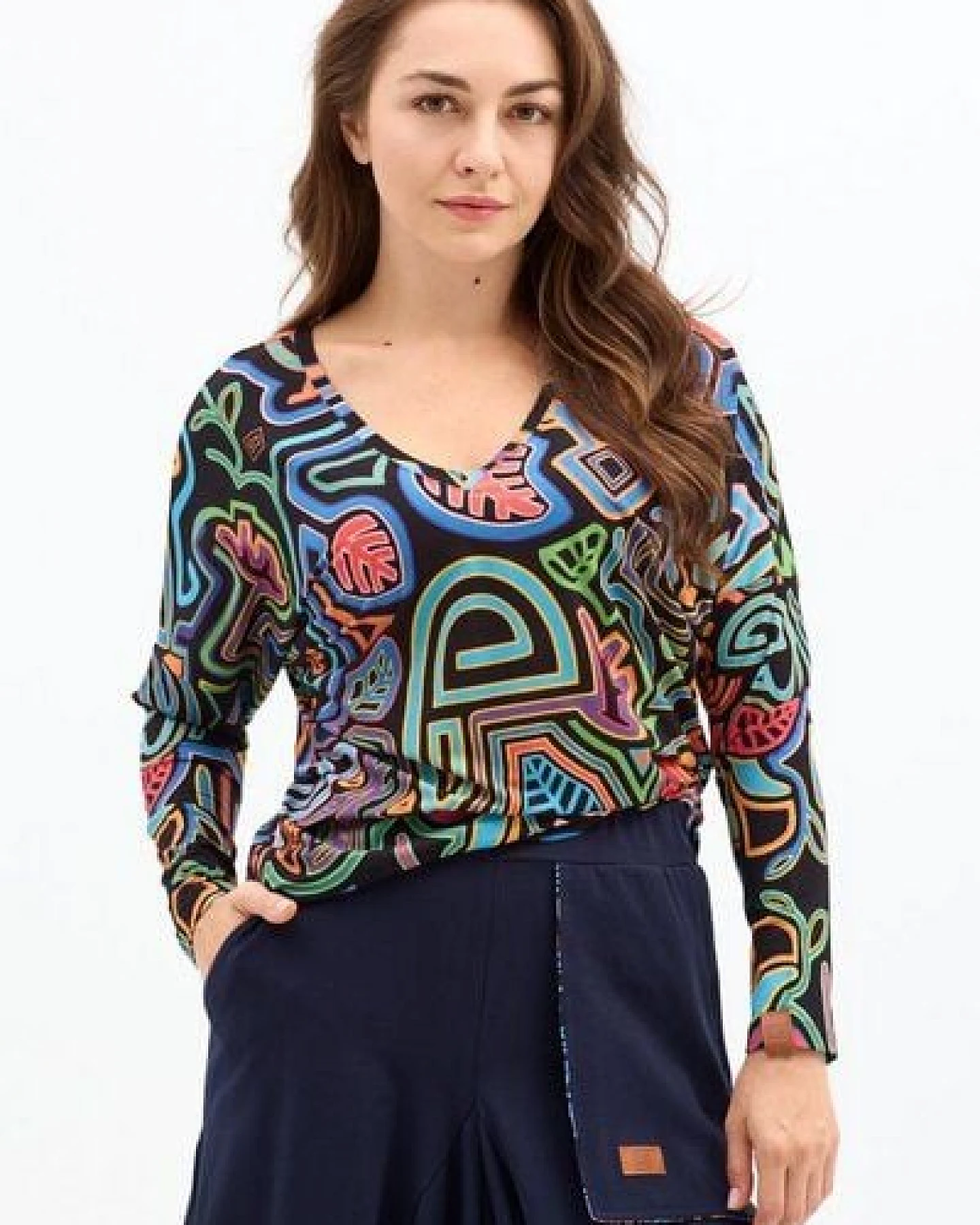 Bluse Saja Longsleeve – Viskose farbenfroher KOKOworld Print weiter Schnitt V-Ausschnitt – perfekt für Yoga – Fair produziert – Ansicht 4
