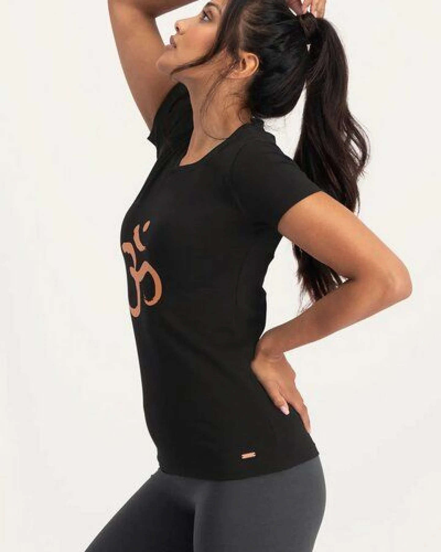 Urban Goddess Om Core Yoga T-Shirt – Ansicht 3