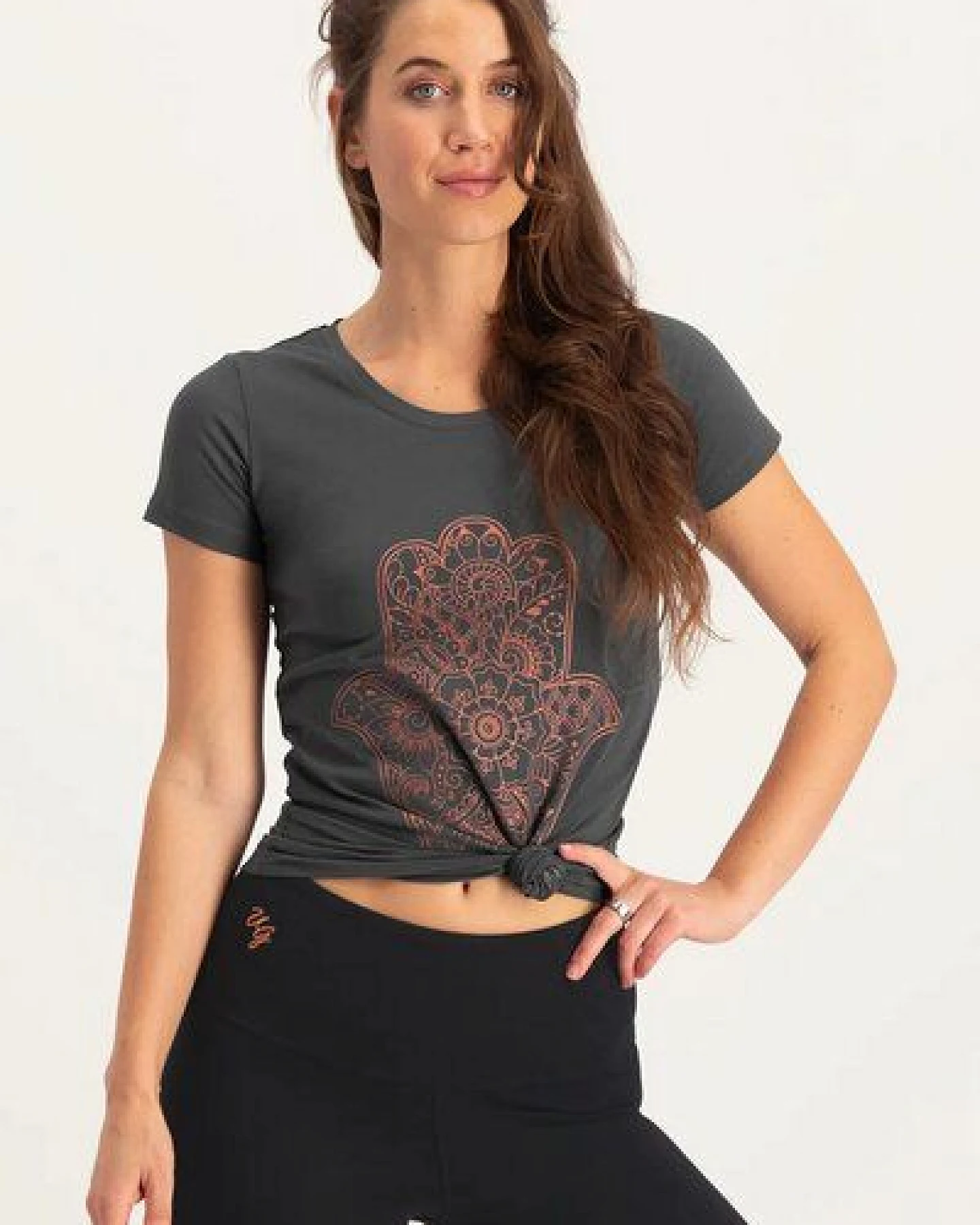 Urban Goddess Hamsa Core Yoga Tee aus Bio-Baumwolle – Ansicht 3