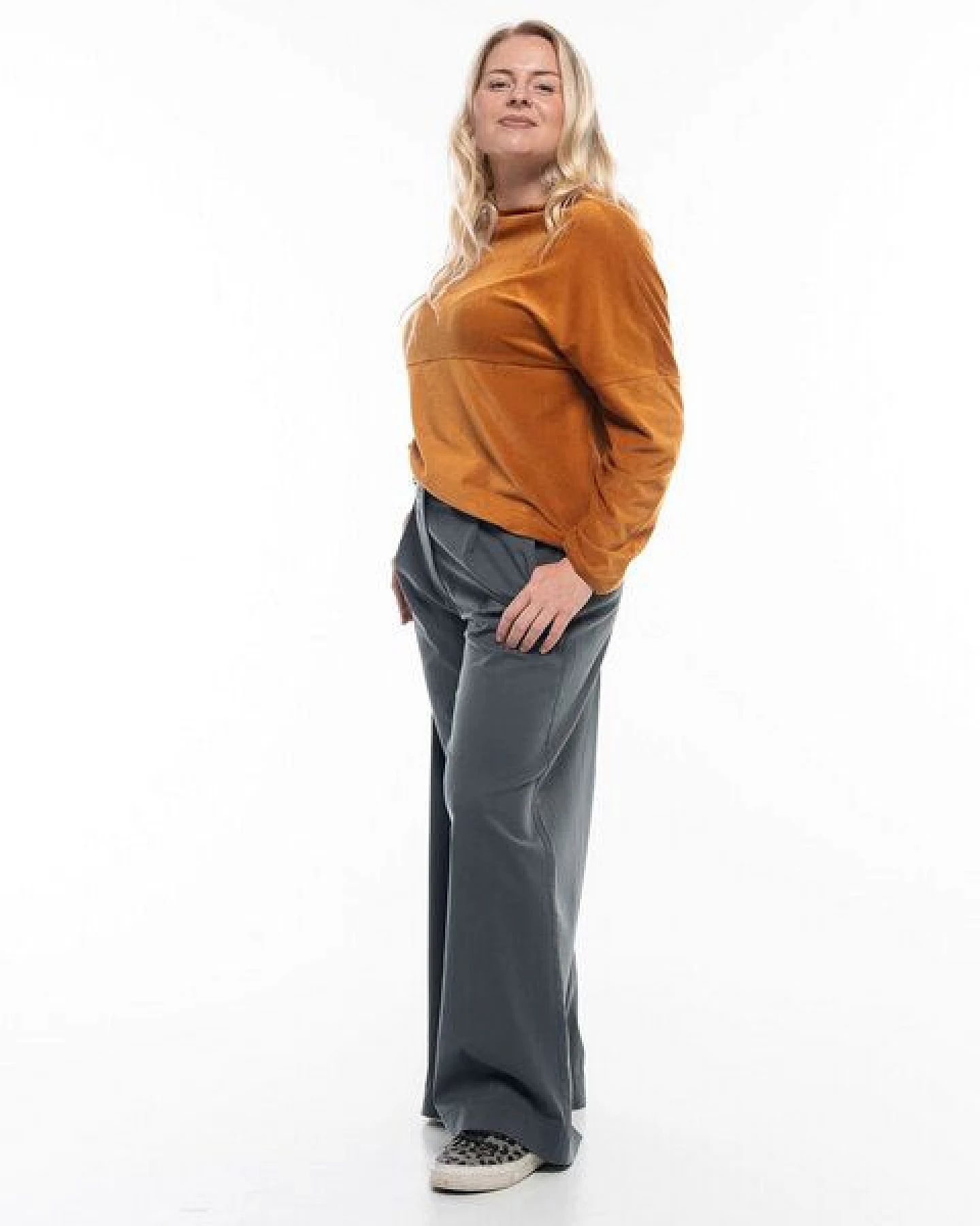 Alma & Lovis Edel-Feincord Pullover mit Turtleneck aus Bio-Baumwolle – Ansicht 2