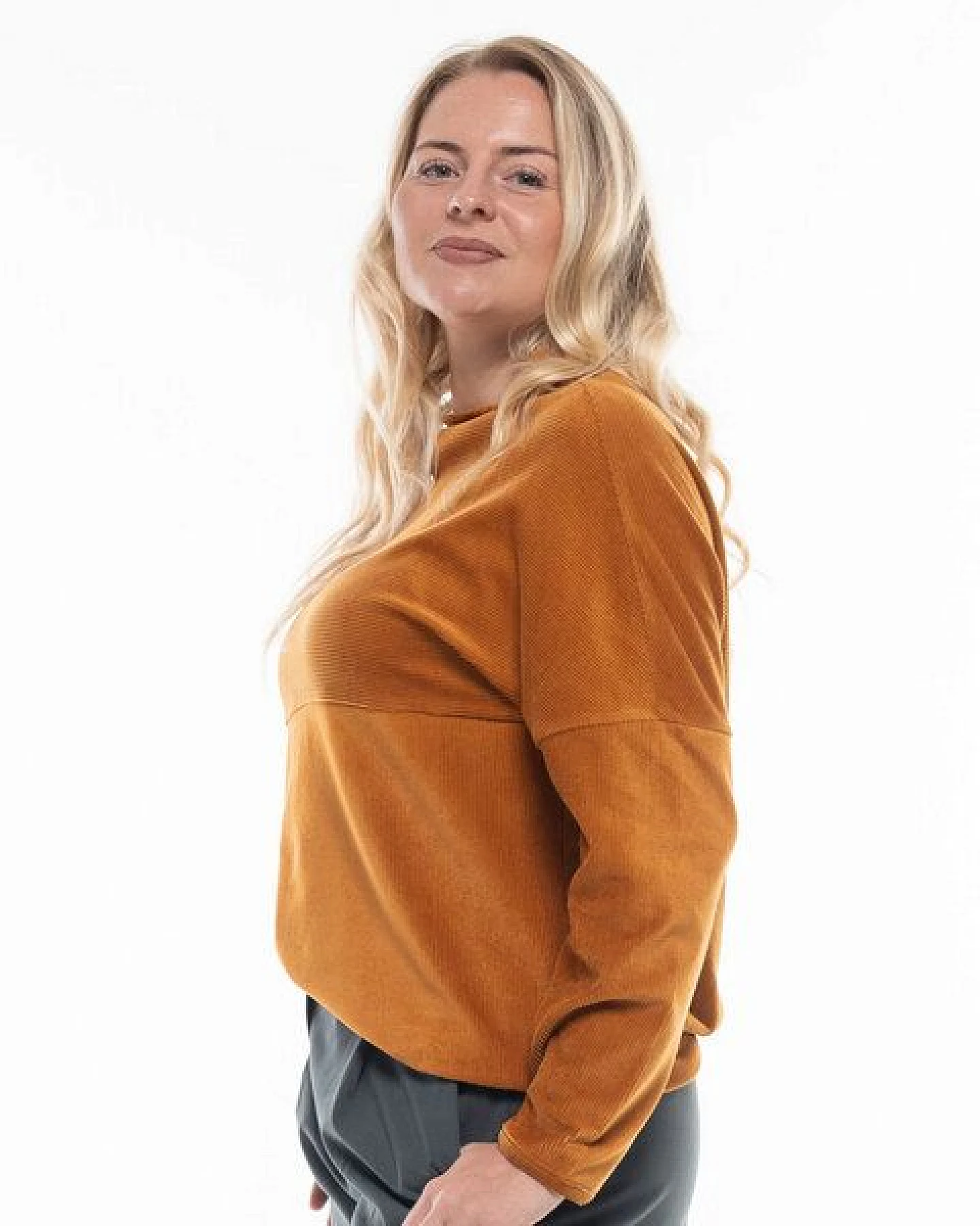 Alma & Lovis Edel-Feincord Pullover mit Turtleneck aus Bio-Baumwolle – Ansicht 3