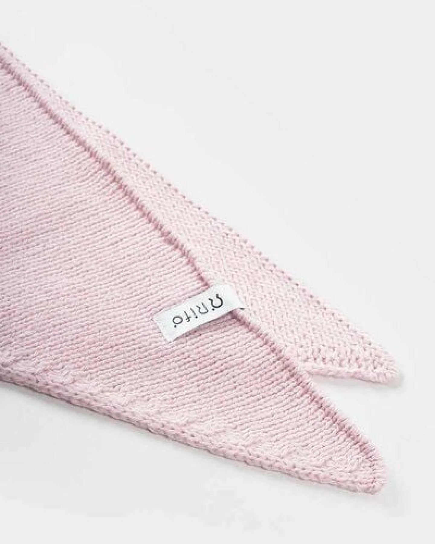 Rifò - Circular Fashion Made in Italy gestricktes Bandana/ Dreieckstuch Masha aus Recycelter Kaschmirwolle – Ansicht 4