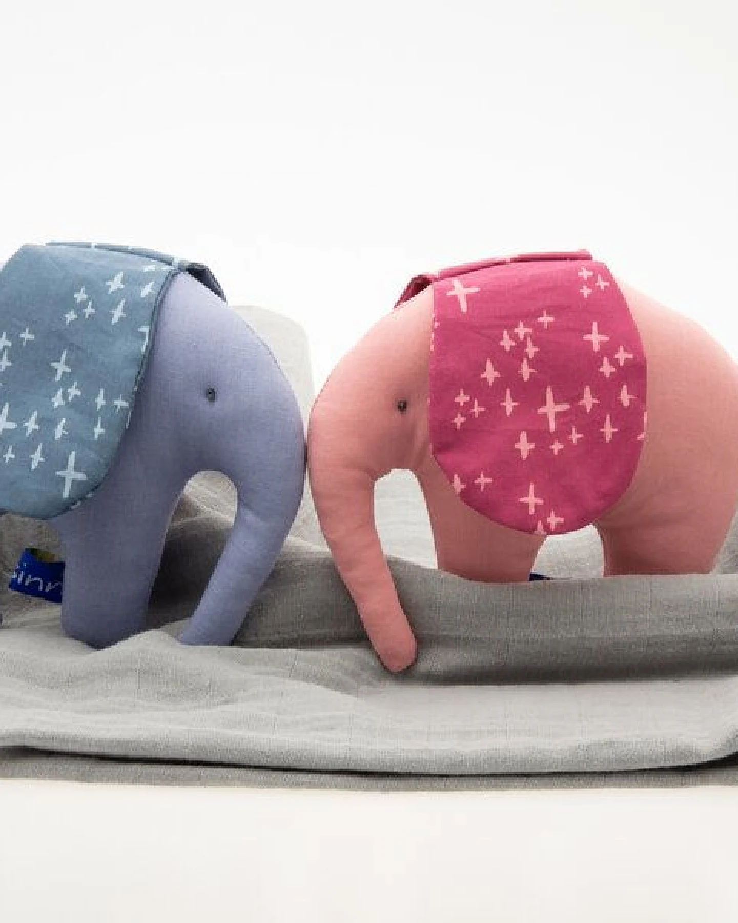 Flosinn Knistertier Baby Kleiner Elefant Bio-Greifling als Geburtsgeschenk – Ansicht 3