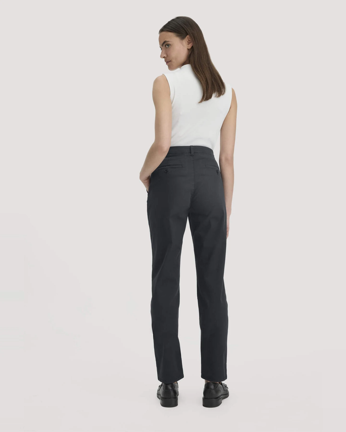 hessnatur Damen Chino Straight Leg Regular aus Bio-Baumwolle - schwarz - Größe 42 – Ansicht 2