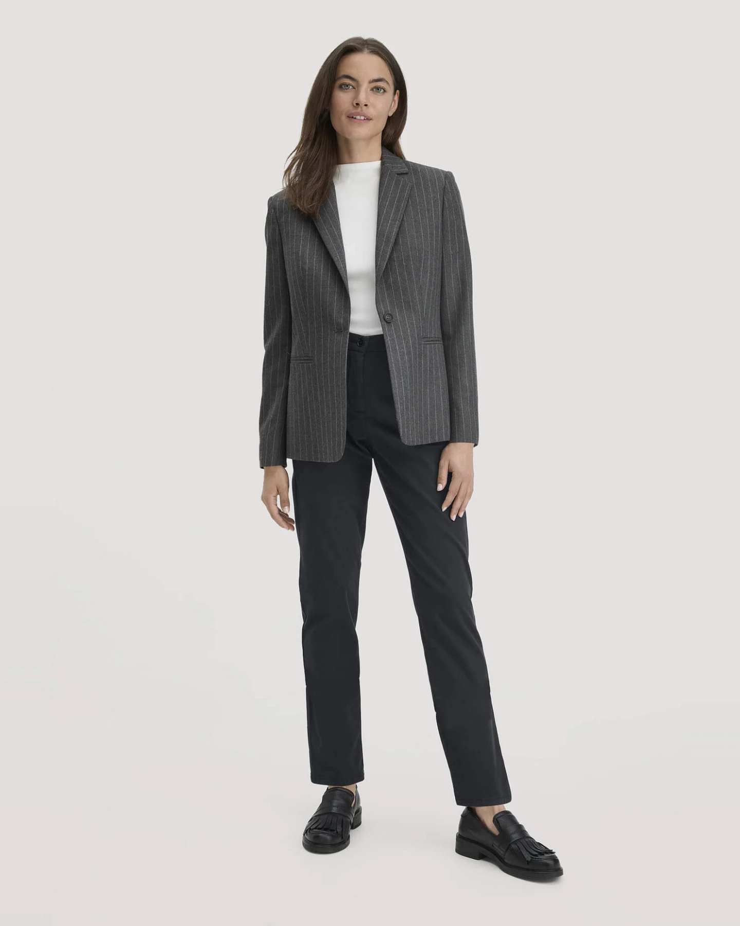 hessnatur Damen Chino Straight Leg Regular aus Bio-Baumwolle - schwarz - Größe 48 – Ansicht 4