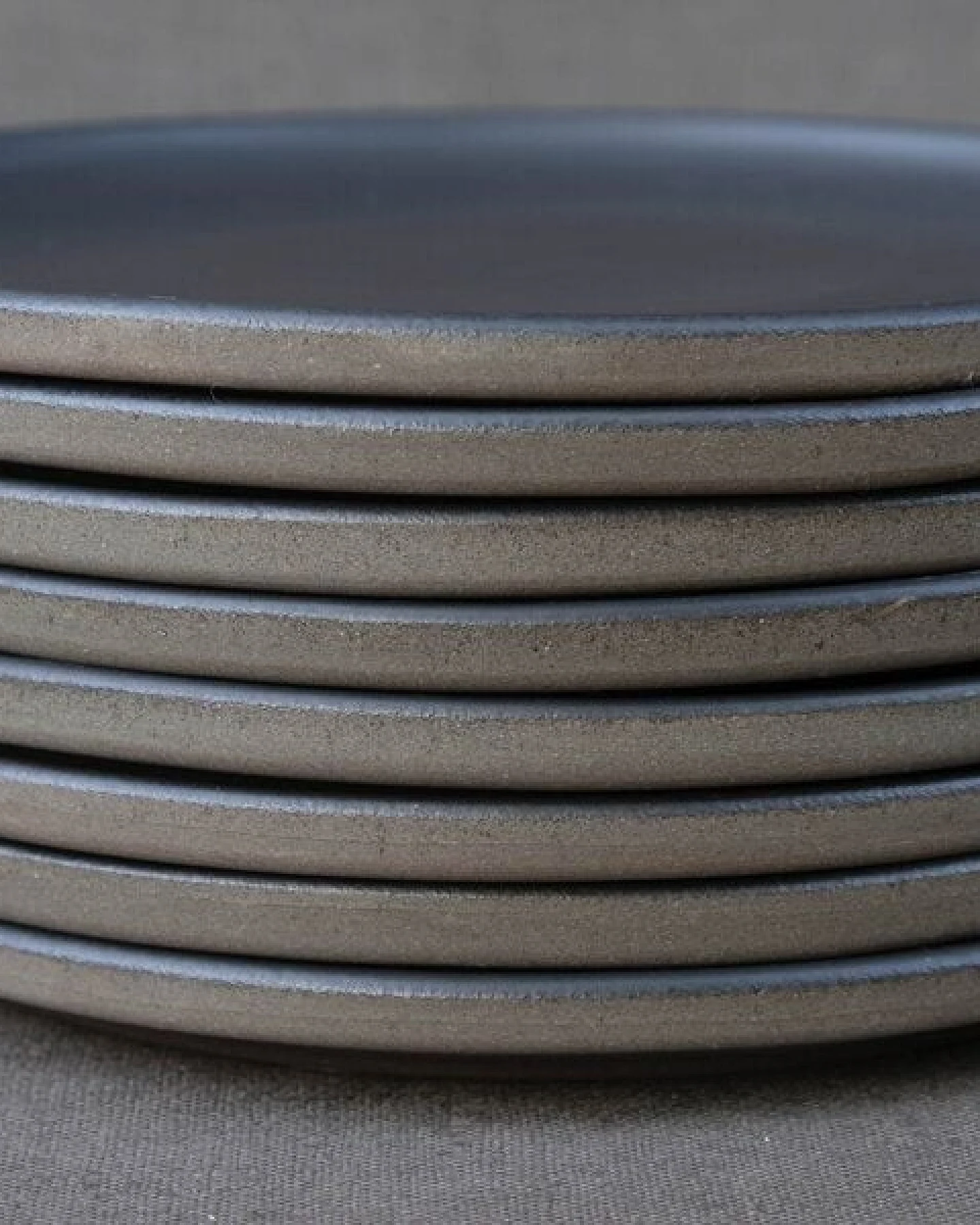 Izanami Tableware Handgemachter Großer Teller 4-6-8 Set (⌀ 25,5 cm) aus Steinzeug - Lietzensee – Ansicht 3