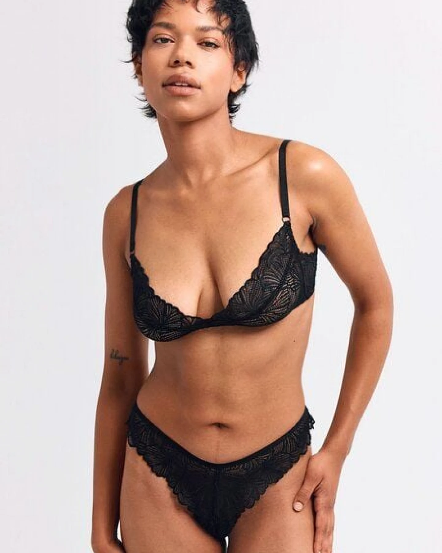 erlich textil Fluid Lace Brazil String mit Spitze aus recyceltem Polyamid, made in Europe – Ansicht 3