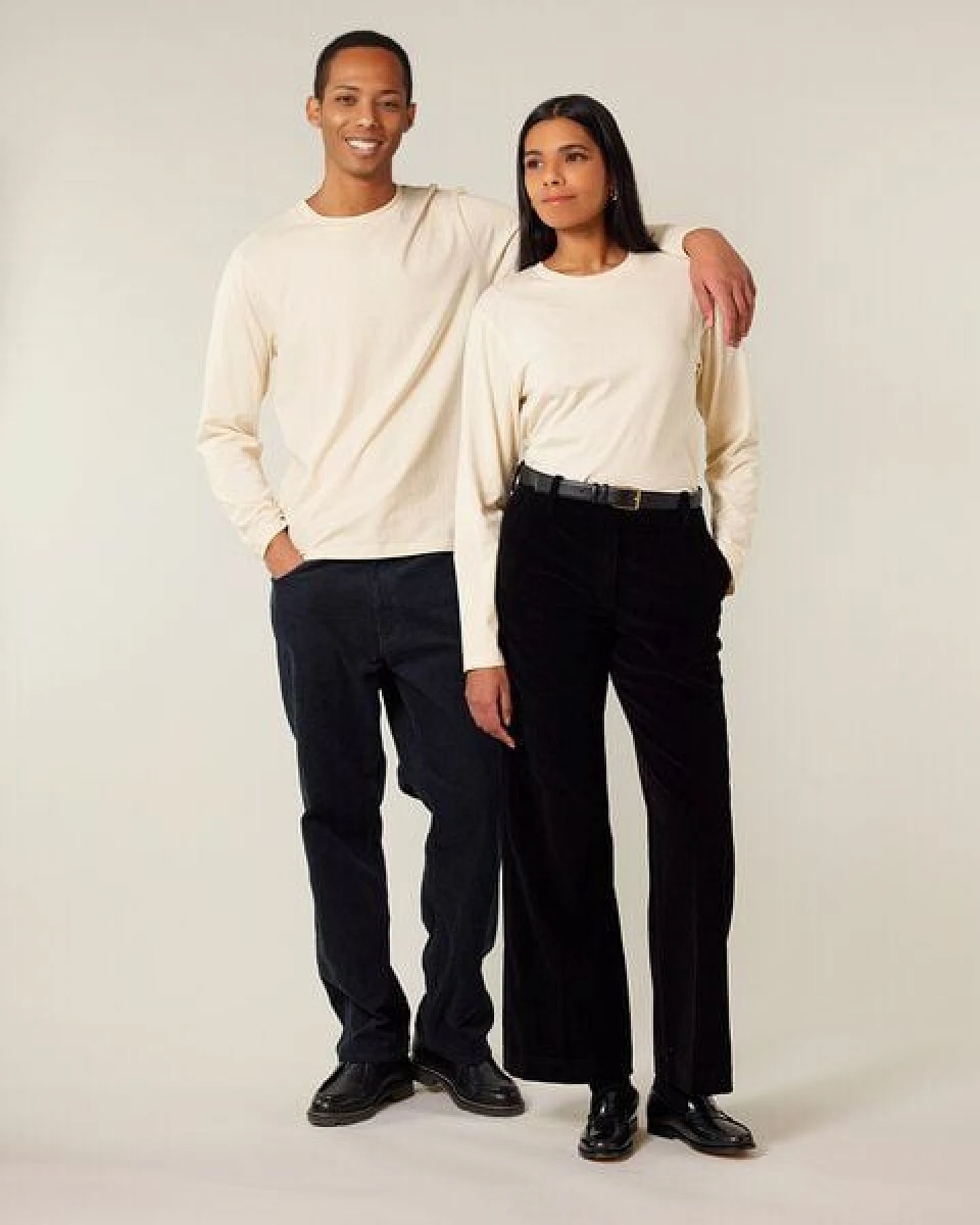 YTWOO Basic Unisex Langarmshirt aus 100% Biobaumwolle – Ansicht 2