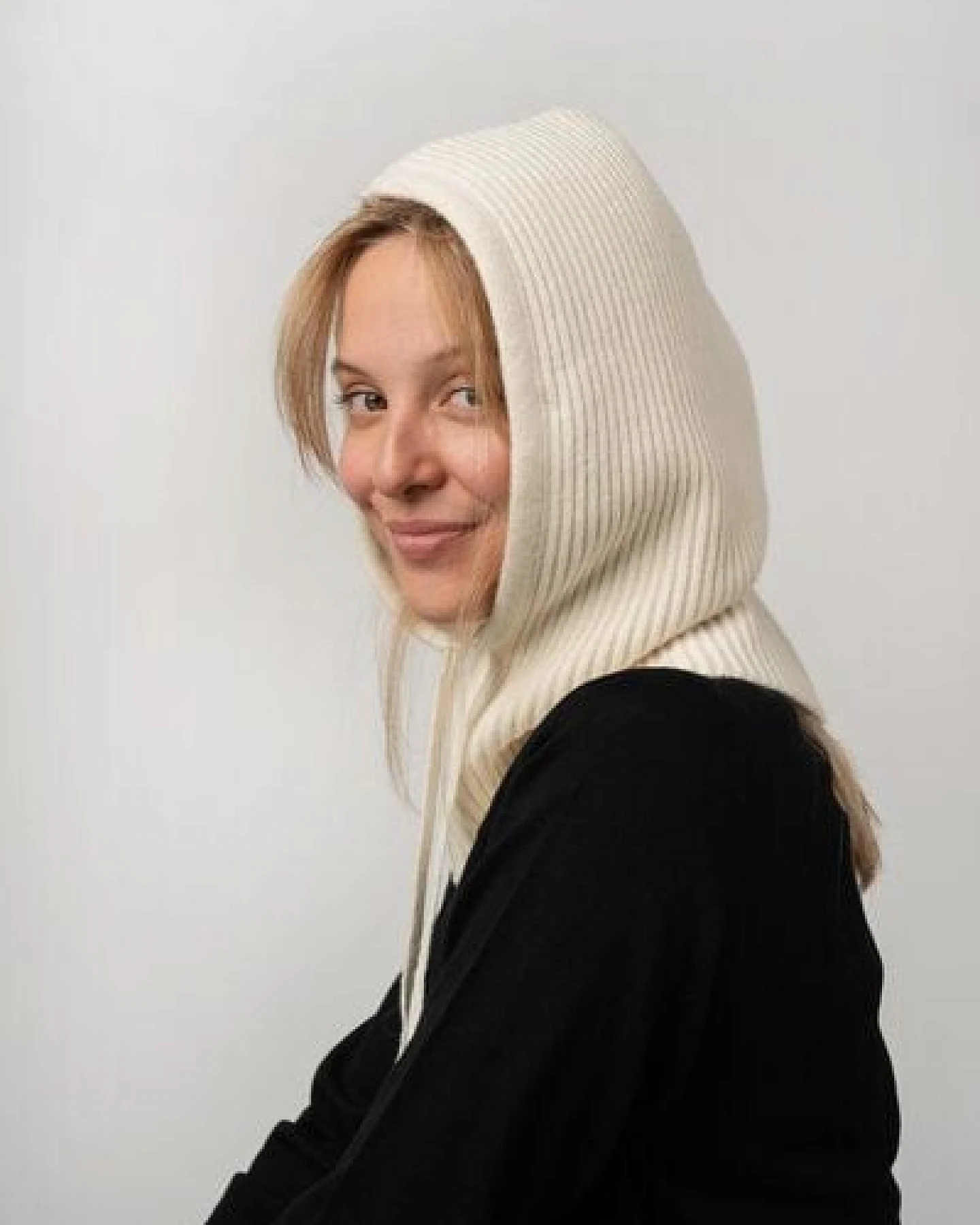 Kopyto Feinstrick Balaclava CAPYBARA Plüsch Wollkapuze 100% Merinowolle RWS-zertifiziert Eco – Ansicht 3