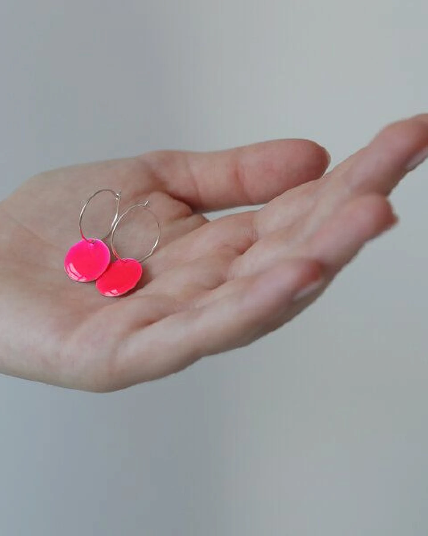 BELLYBIRD Jewellery Ohrringe - emailliertes Plättchen, Anhänger aus Silber mit Emaille – Ansicht 4