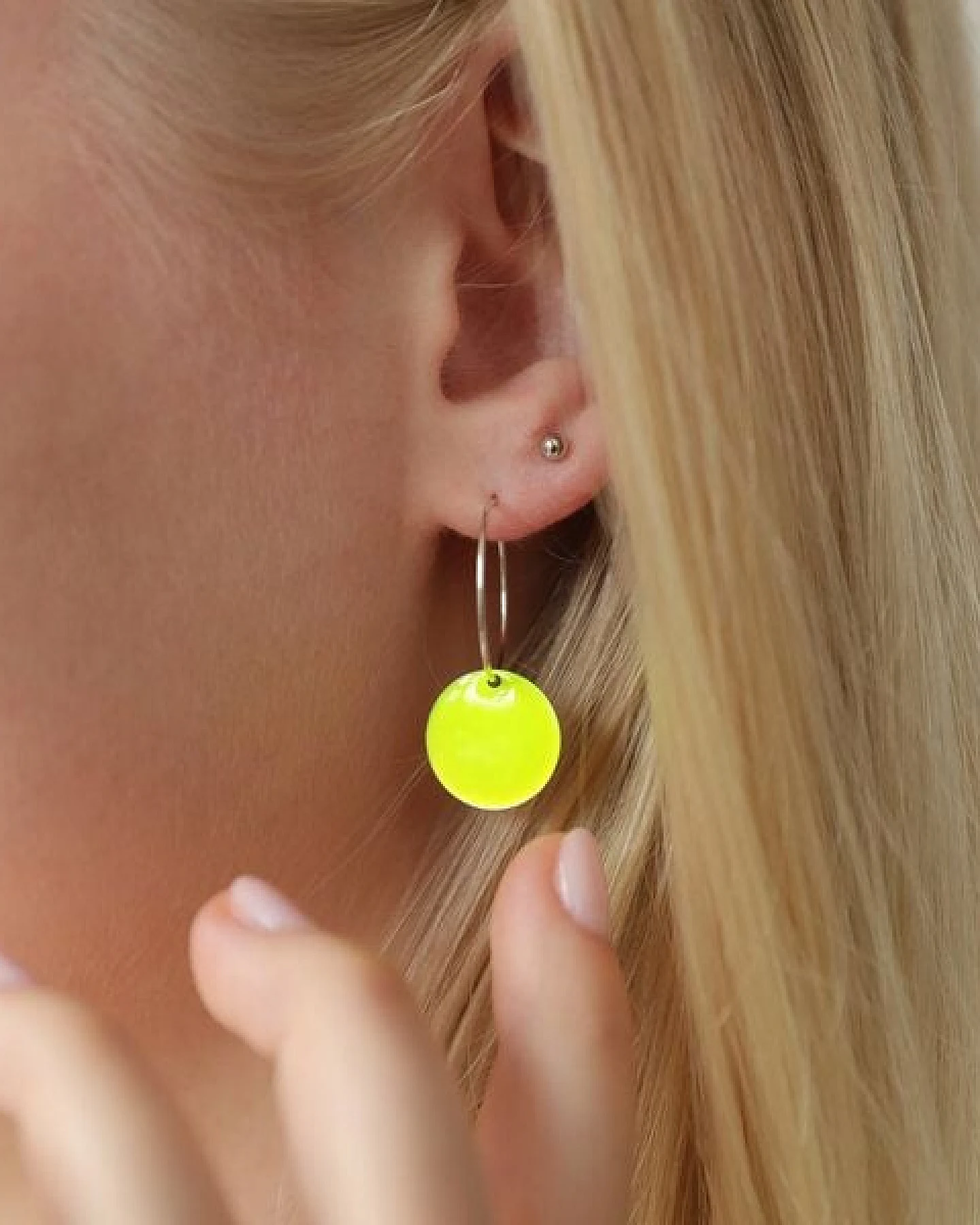 BELLYBIRD Jewellery Ohrringe - emailliertes Plättchen, Anhänger aus Silber mit Emaille – Ansicht 4