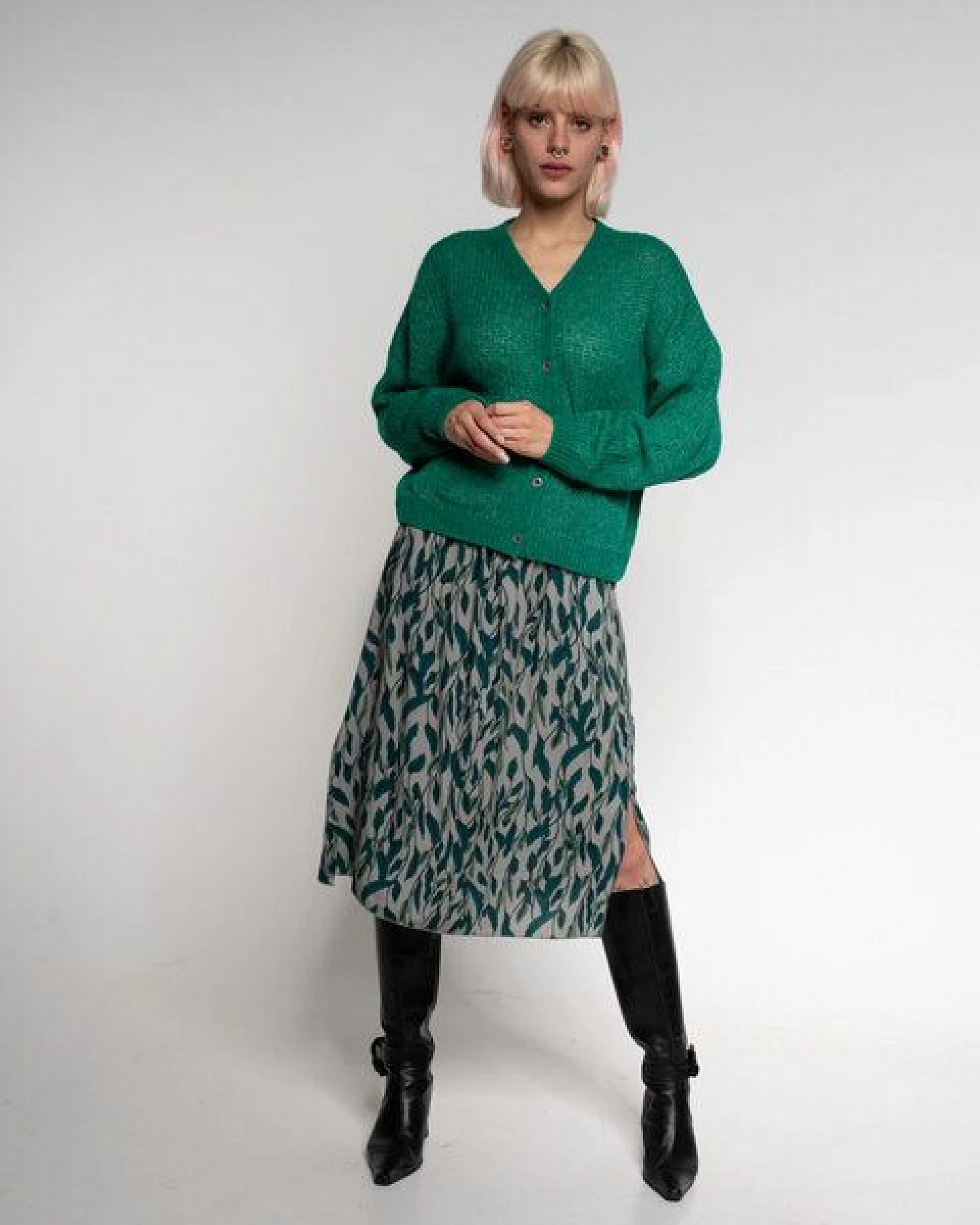Alma & Lovis Leichte Strickjacke aus feinem Alpakagarn – Ansicht 2