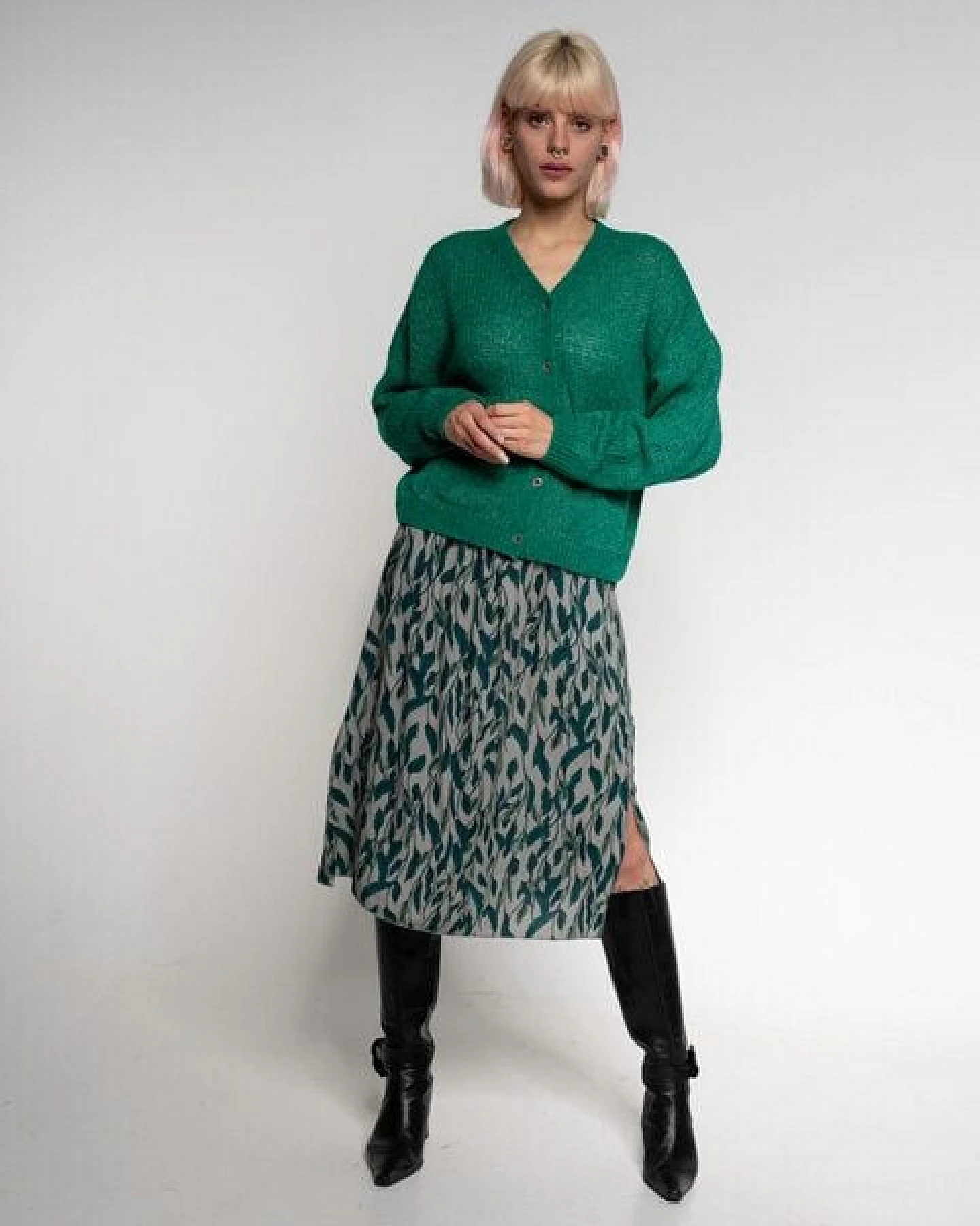 Alma & Lovis Leichte Strickjacke aus feinem Alpakagarn – Ansicht 2