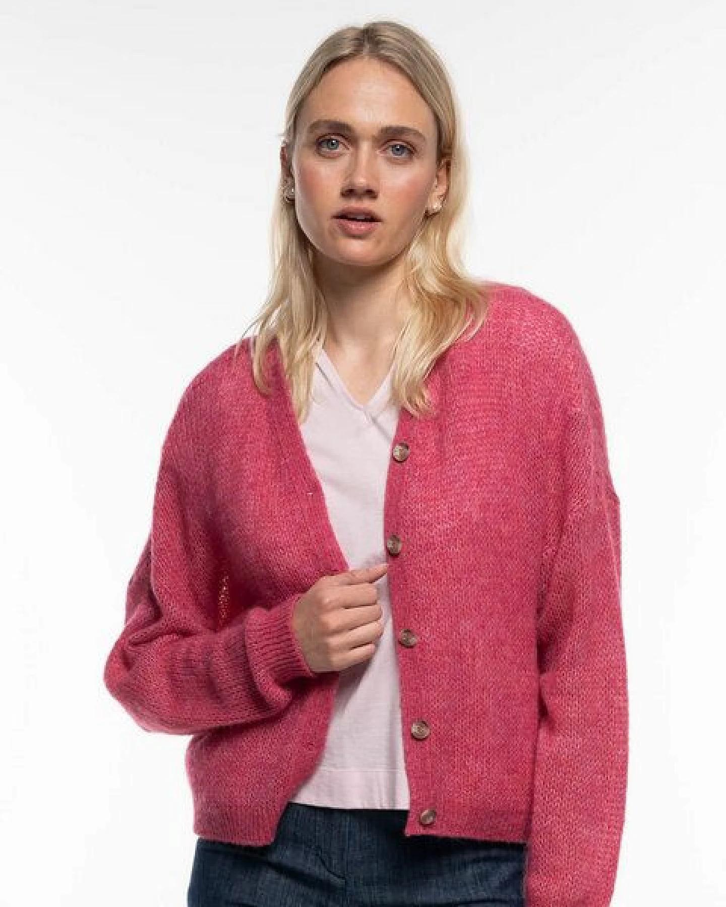 Alma & Lovis Leichte Strickjacke aus feinem Alpakagarn – Ansicht 4