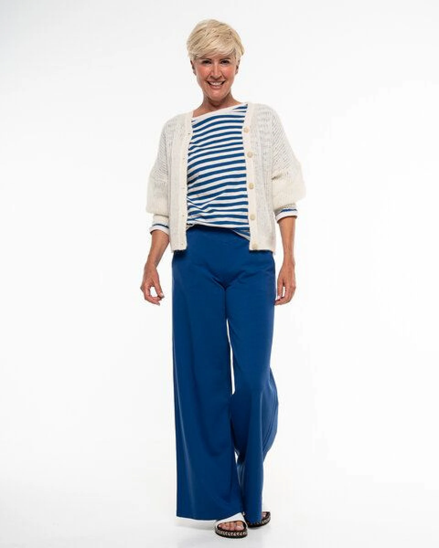 Alma & Lovis Leichte Strickjacke aus feinem Alpakagarn – Ansicht 2