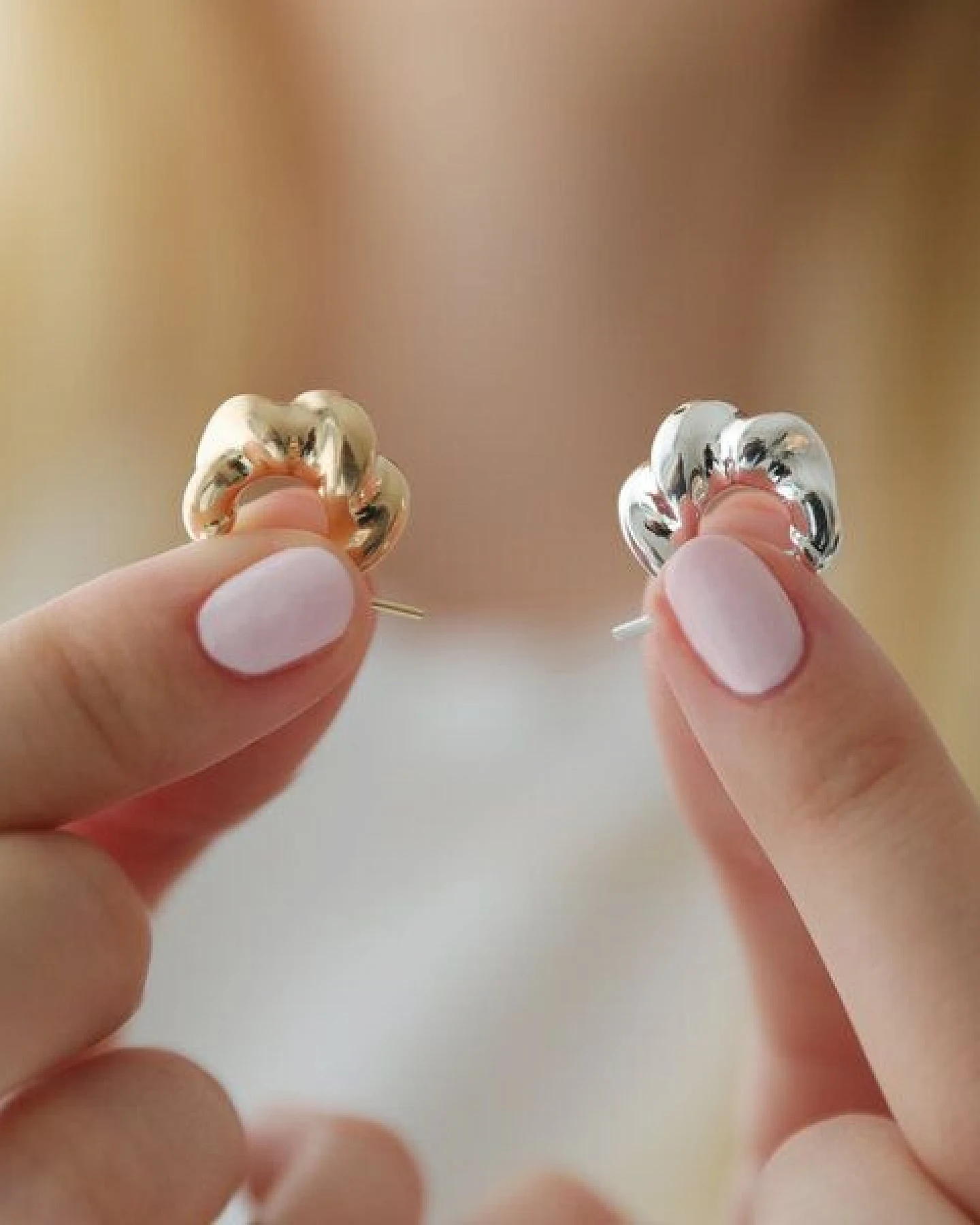 BELLYBIRD Jewellery CREOLEN - Kreis, gewellte Form, glänzende Oberfläche – Ansicht 2