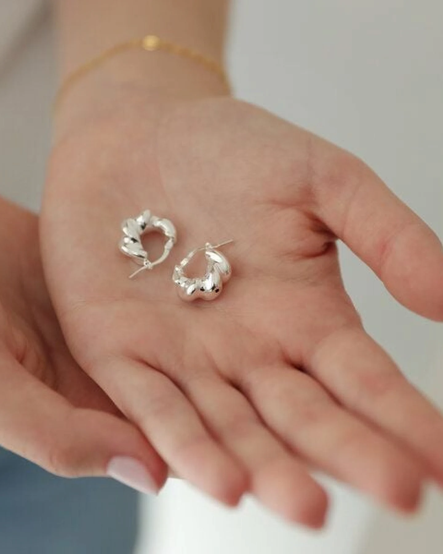 BELLYBIRD Jewellery CREOLEN - Kreis, gewellte Form, glänzende Oberfläche – Ansicht 4