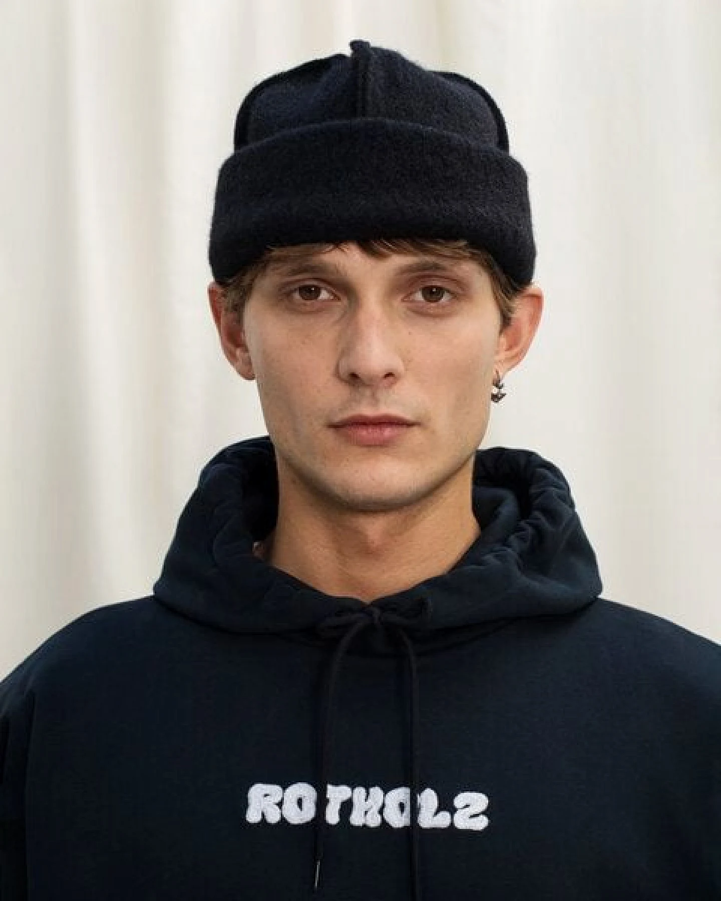 Rotholz Logo Hoodie aus Bio Baumwolle - Schwarz – Ansicht 3