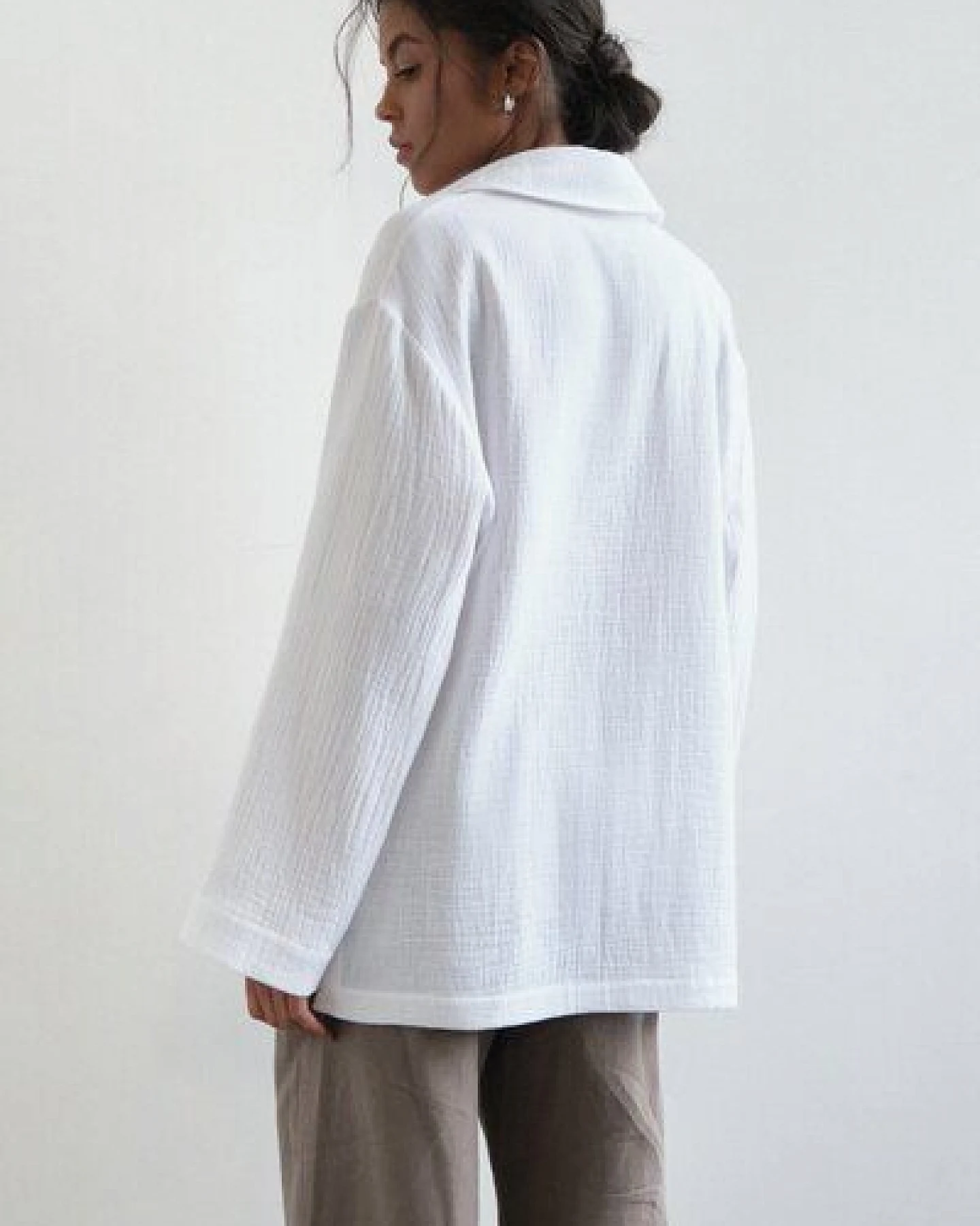 IVA RYCH Hemd mit einem tiefen Ausschnitt in weiß I Deadstock – Ansicht 3