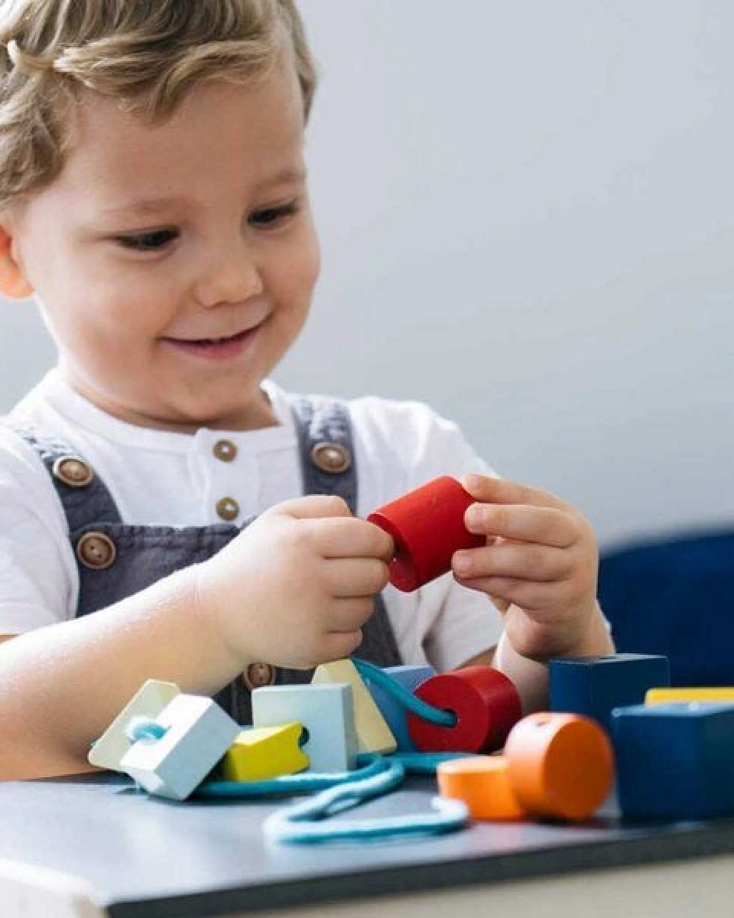 Plantoys Fädelspiel aus Holz "geometrische Formen" – Ansicht 4