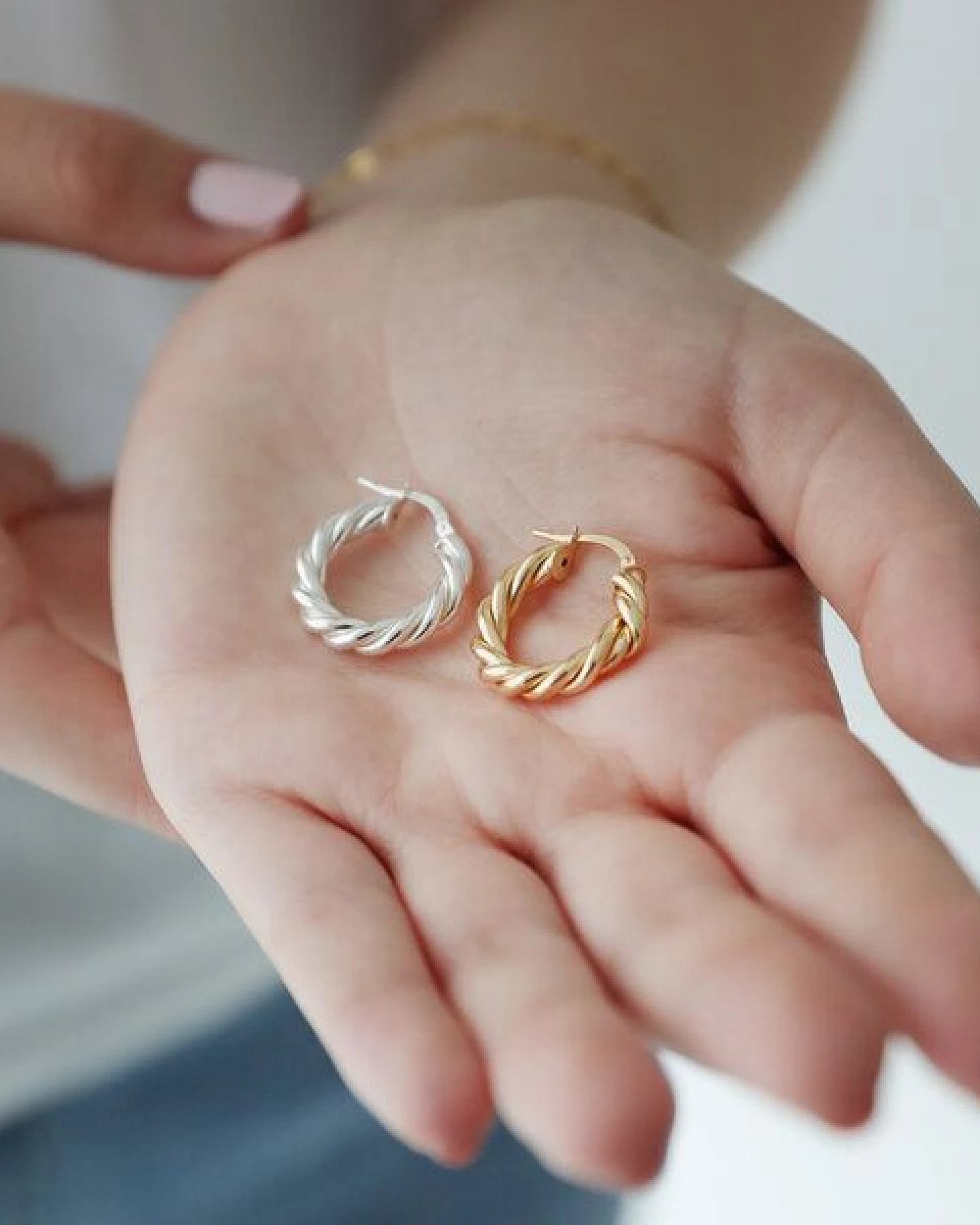 BELLYBIRD Jewellery CREOLEN - Kreis, gedrehtes Design, glänzende Oberfläche – Ansicht 2