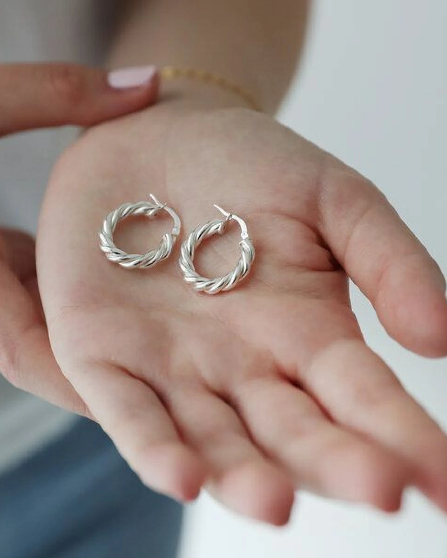 BELLYBIRD Jewellery CREOLEN - Kreis, gedrehtes Design, glänzende Oberfläche – Ansicht 4