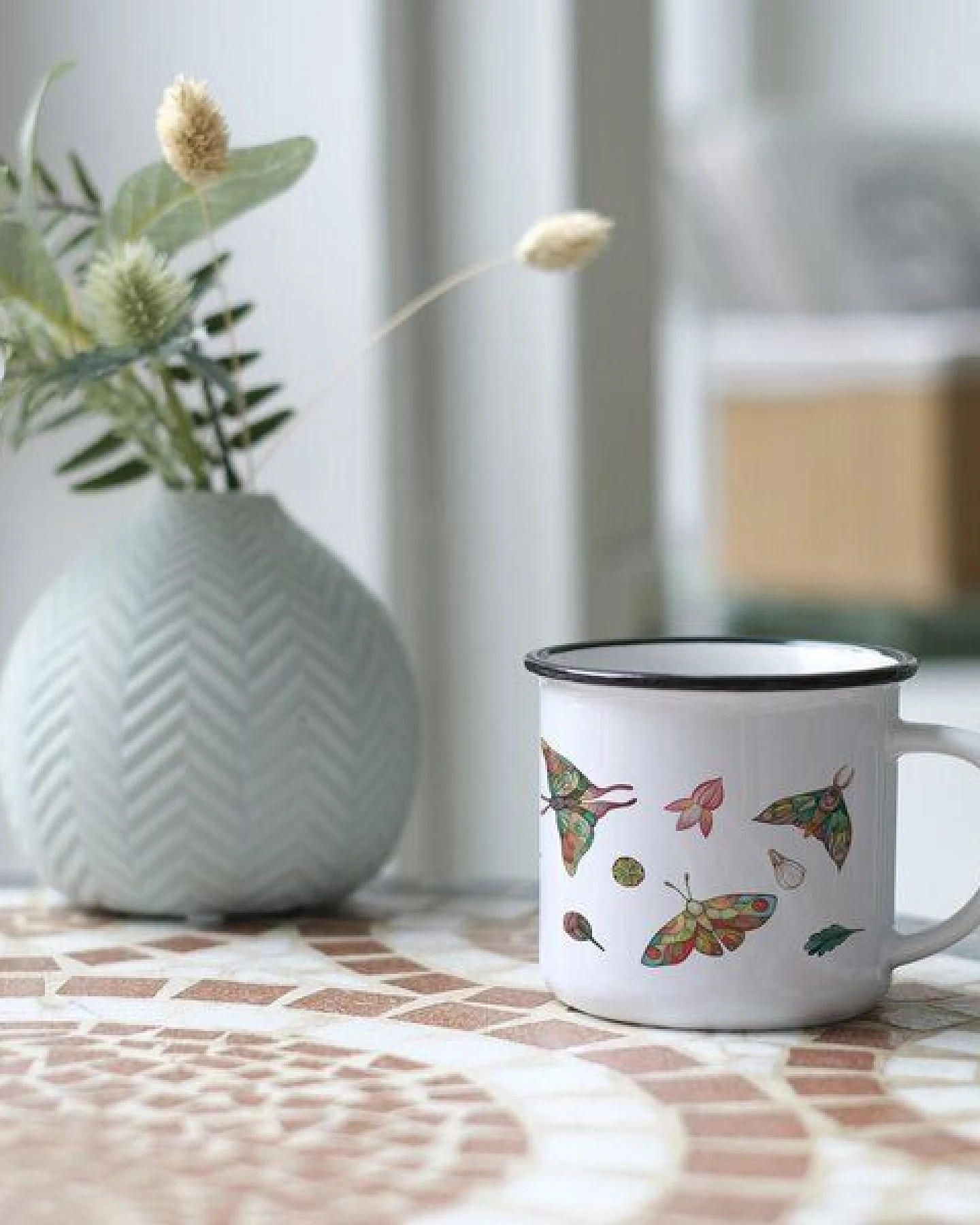 LIGARTI Keramiktasse – Bunte Motten – Ansicht 4