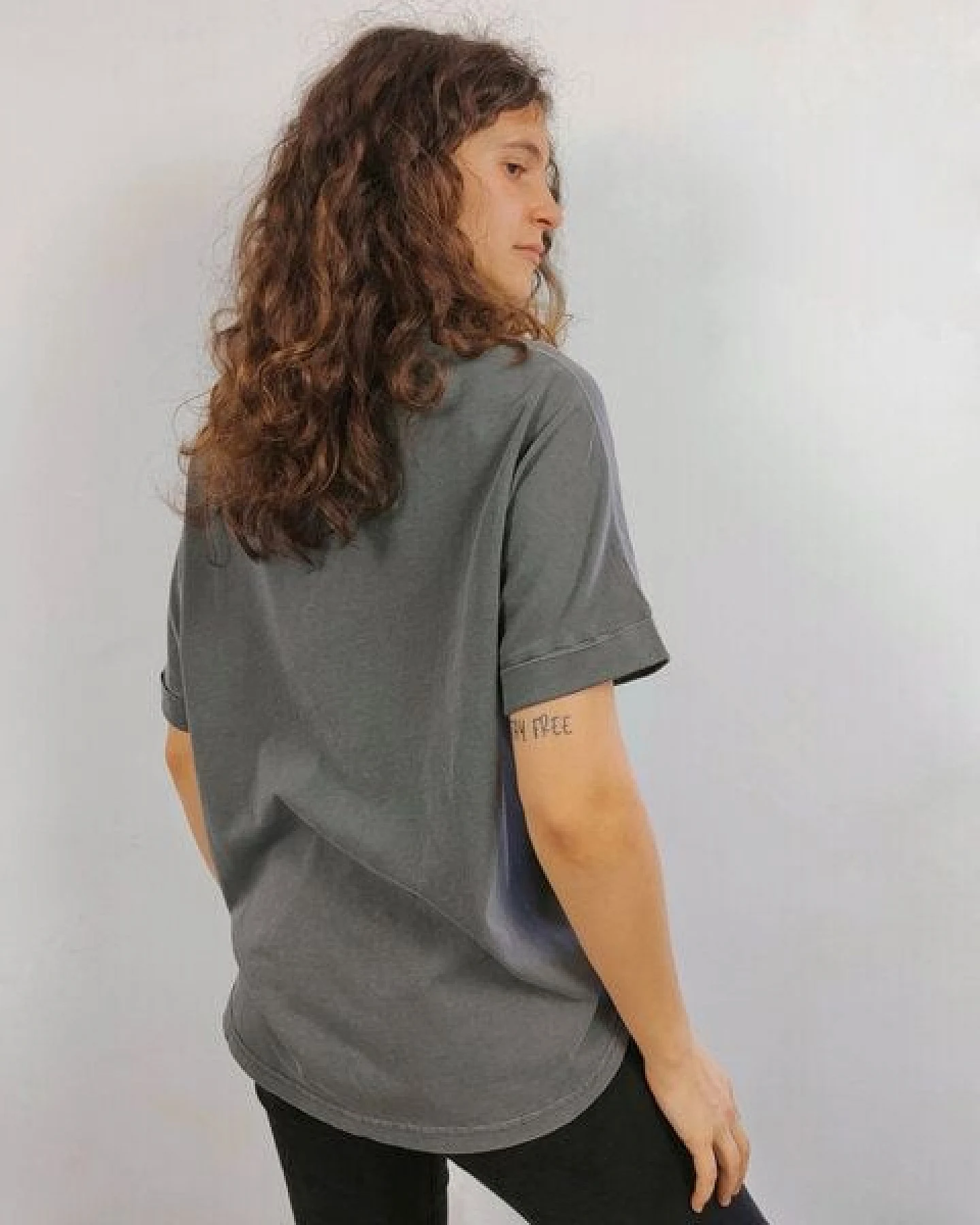 Greener Calendula T-Shirt mit Fledermausärmeln in Übergröße – Ansicht 4