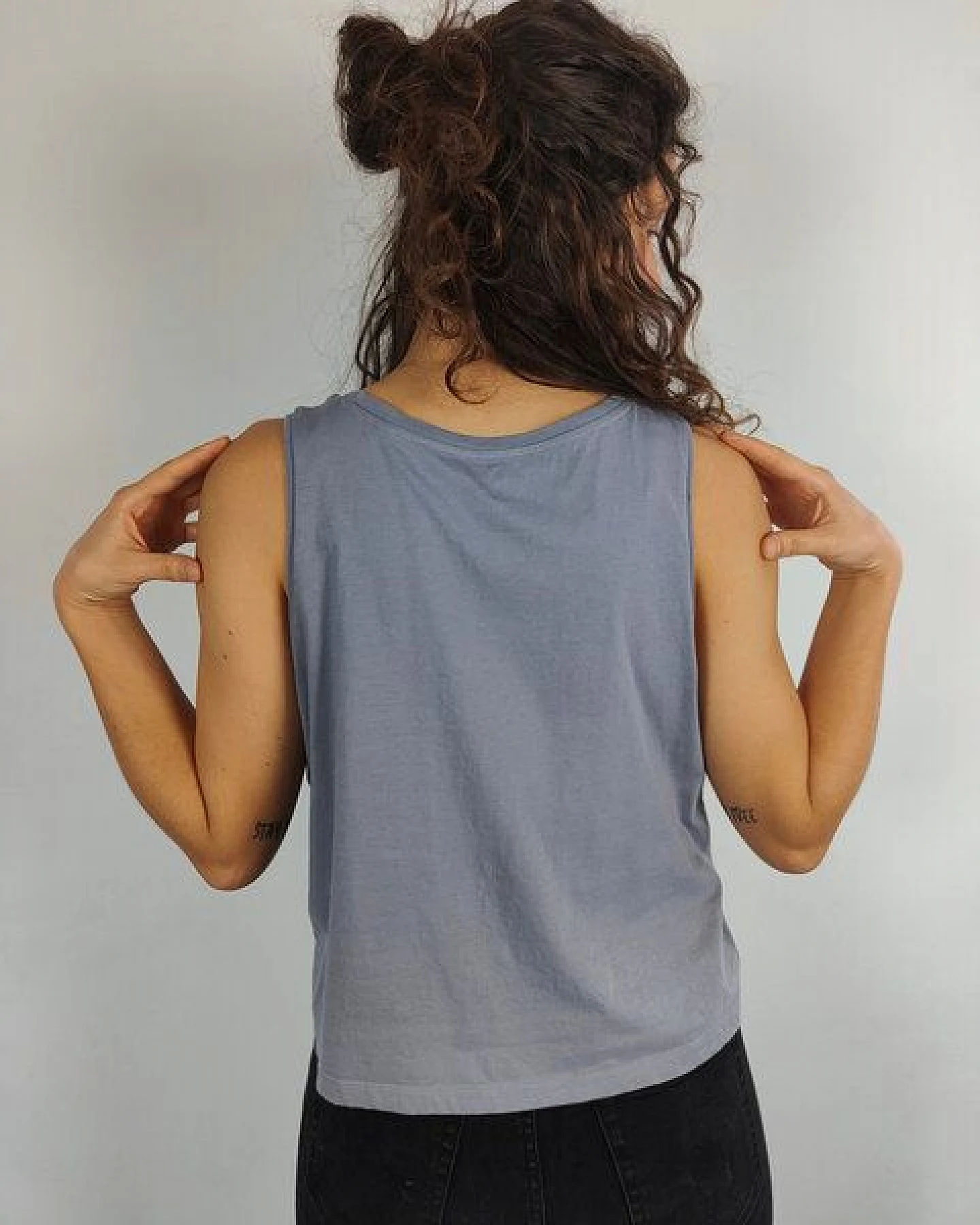 Greener Locker sitzendes Tanktop aus Bio-Baumwolle Pinnata – Ansicht 4