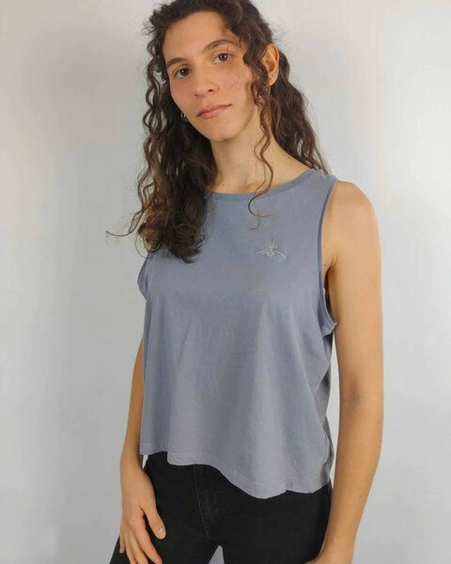 Greener Locker sitzendes Tanktop aus Bio-Baumwolle Pinnata – Ansicht 3
