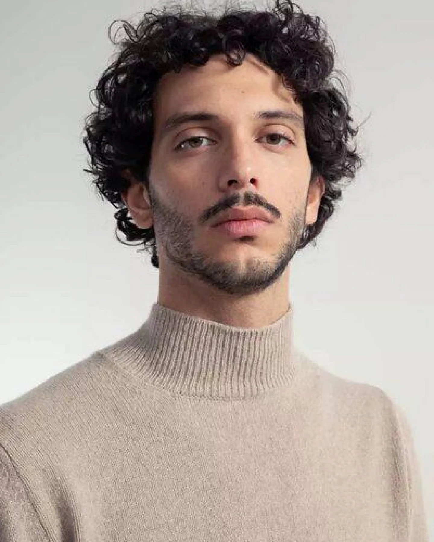 Rifò - Circular Fashion Made in Italy Stehkragenpullover aus recycteltem Kaschmir Modell: Clemente – Ansicht 2